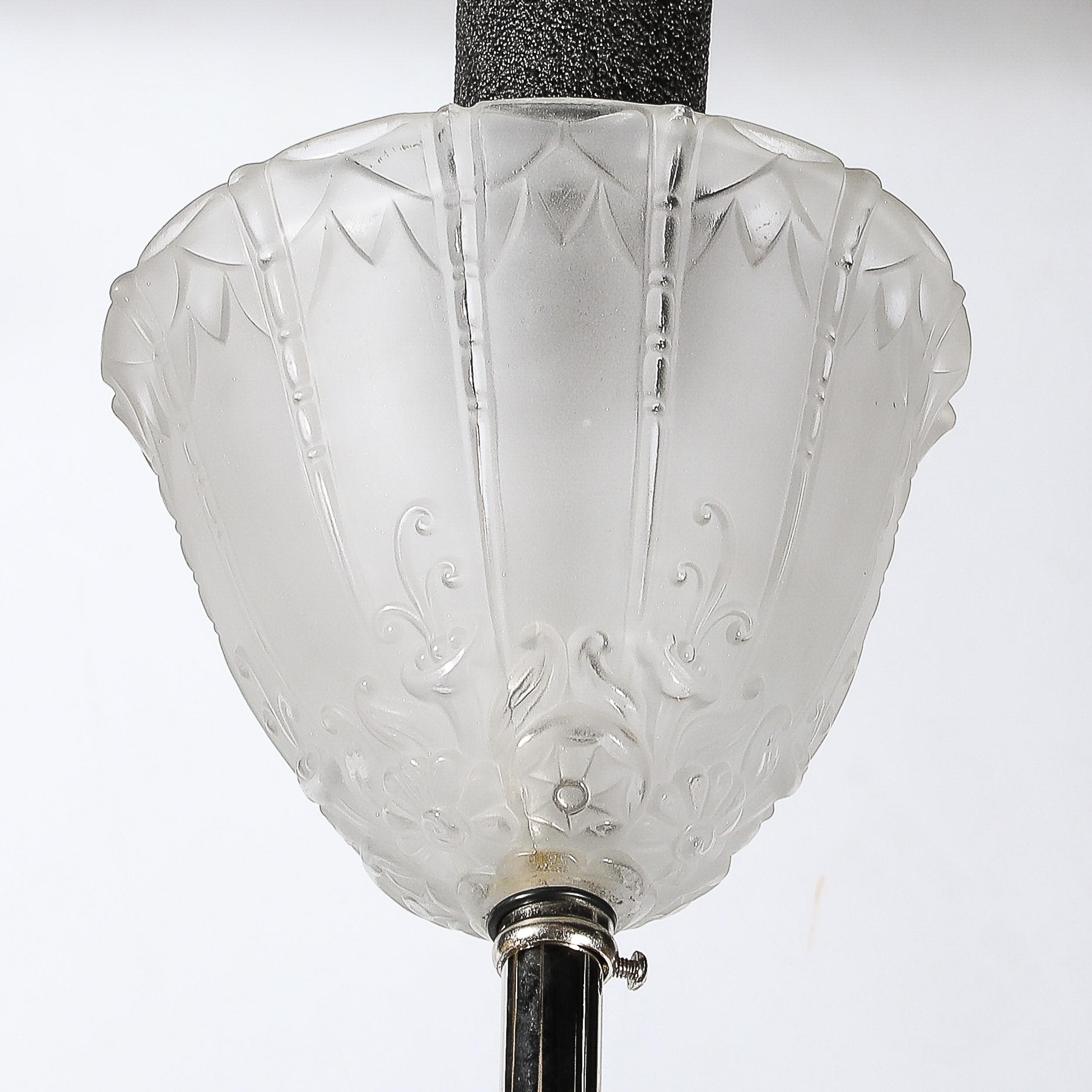 Lampadario a sospensione in vetro smerigliato e modellato Art Deco con dettagli in rilievo firmato Daum in vendita 2