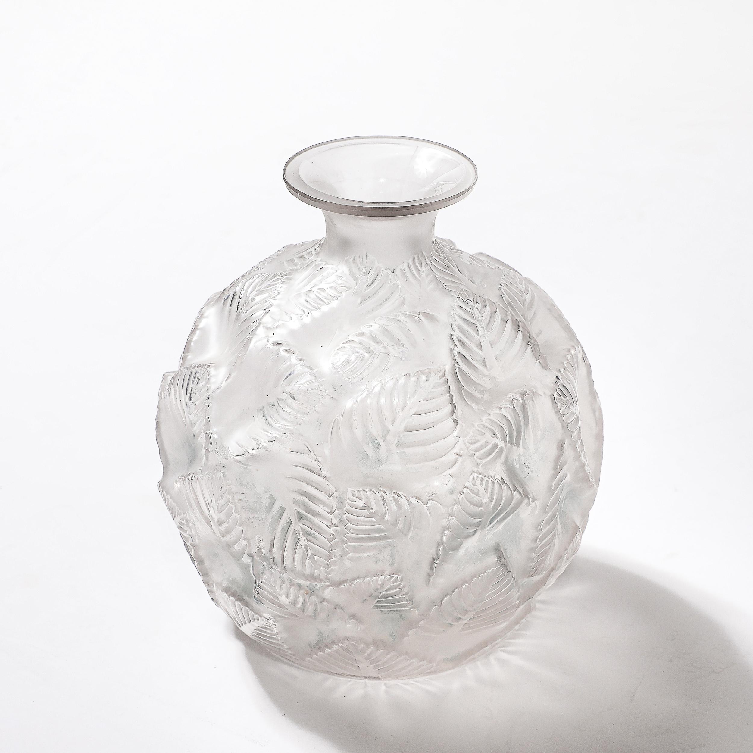 Art déco-Vase Ormeaux aus geformtem und mattiertem Glas, signiert Lalique, Art déco im Angebot 5