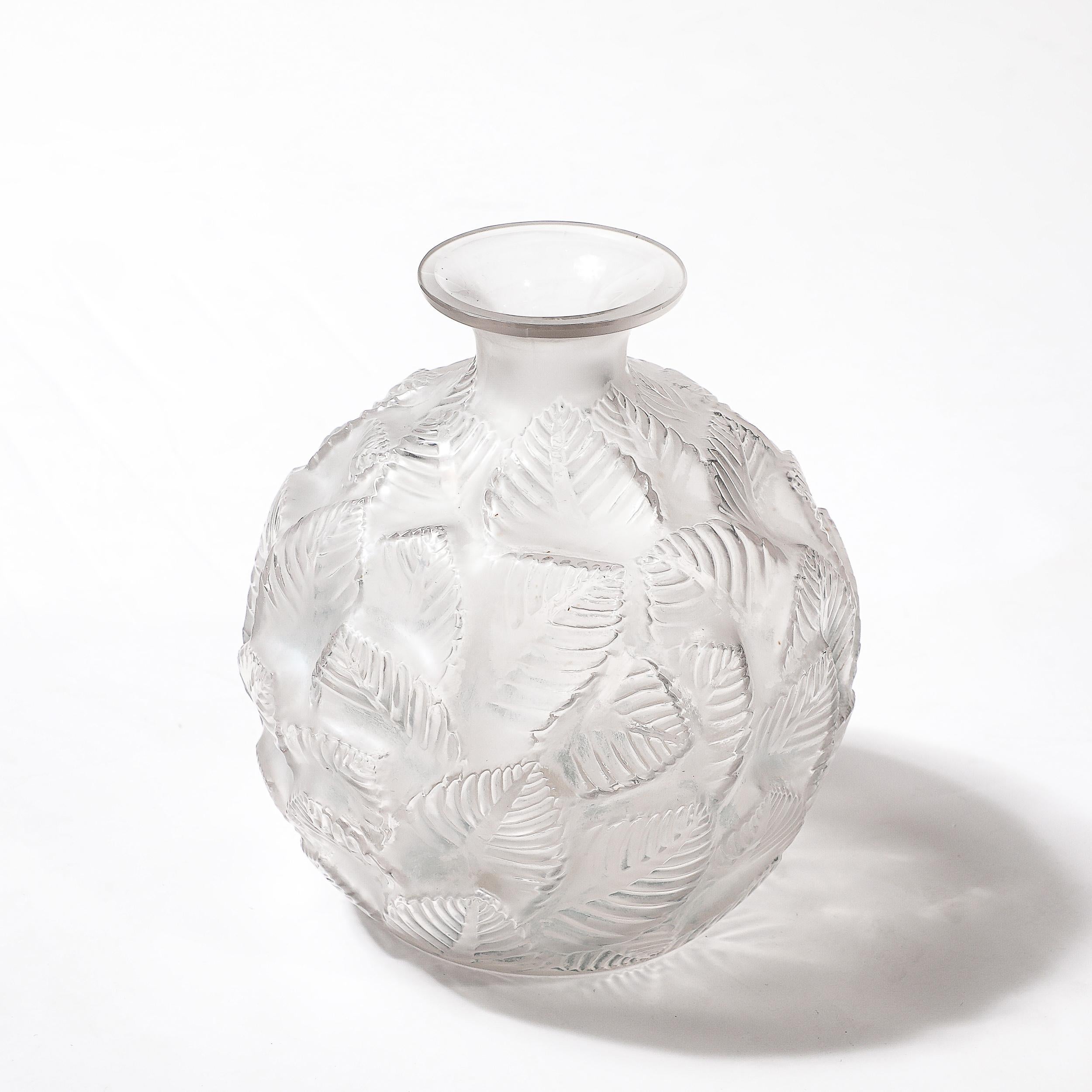 Art déco-Vase Ormeaux aus geformtem und mattiertem Glas, signiert Lalique, Art déco im Angebot 7