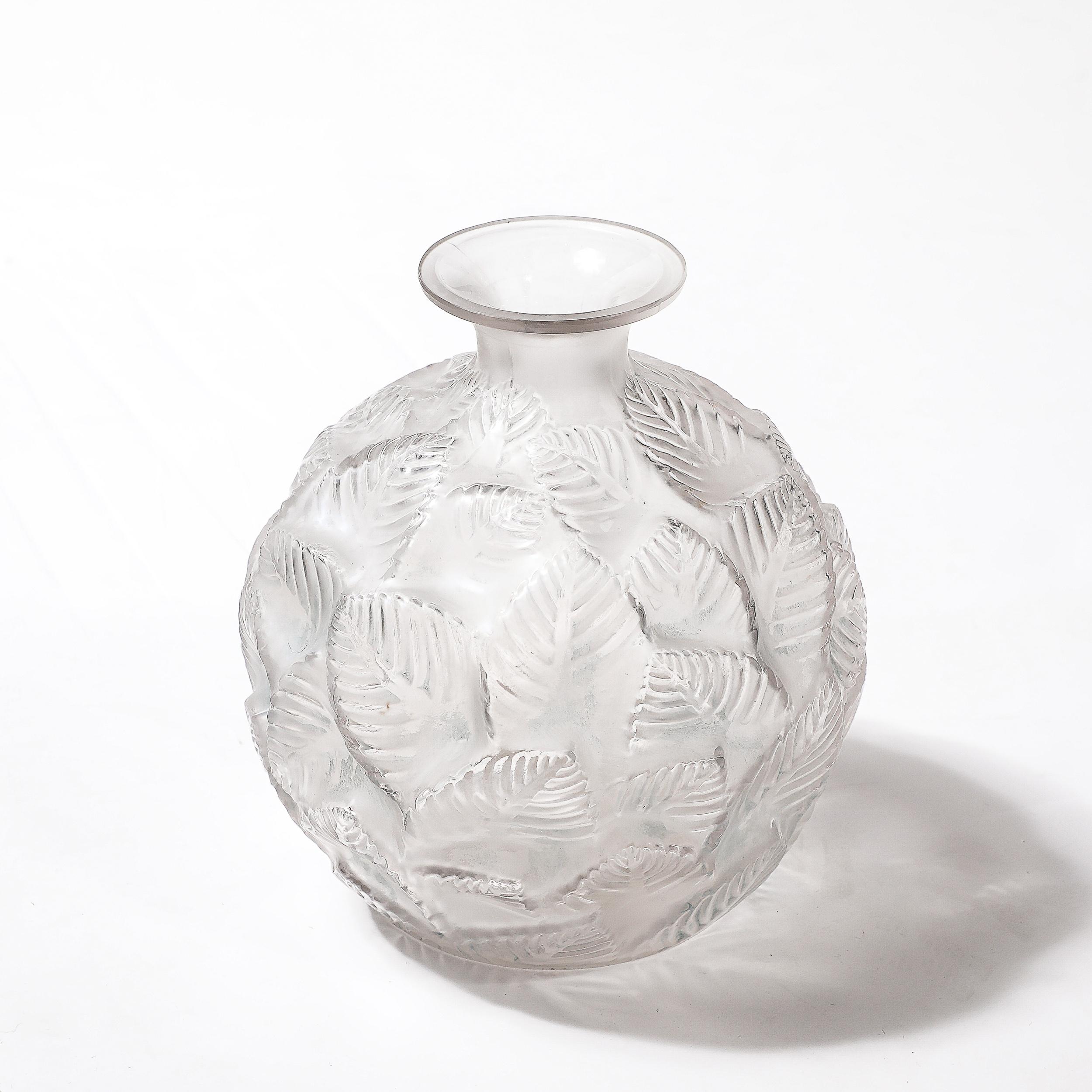 Art déco-Vase Ormeaux aus geformtem und mattiertem Glas, signiert Lalique, Art déco im Angebot 8