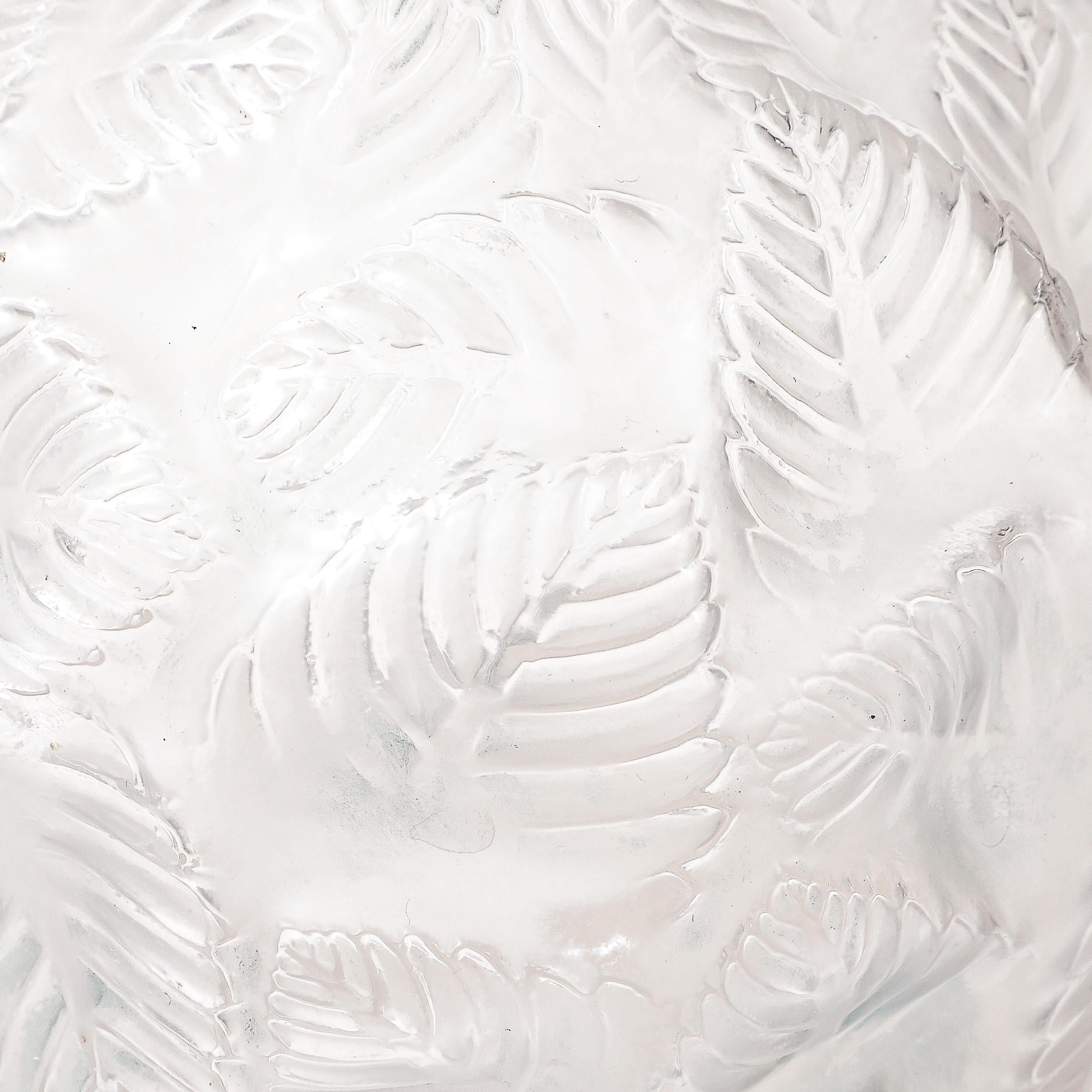 Art déco-Vase Ormeaux aus geformtem und mattiertem Glas, signiert Lalique, Art déco im Angebot 10