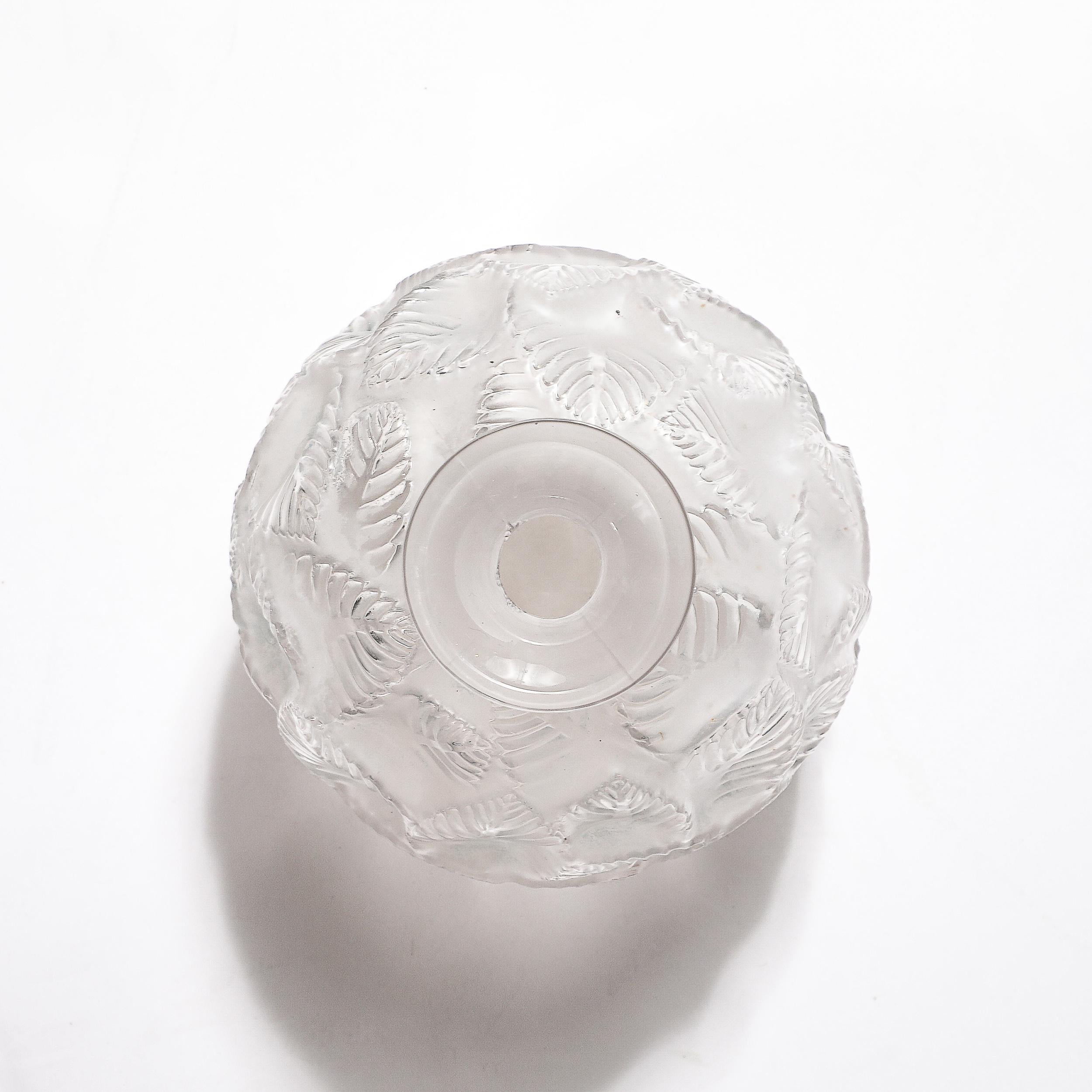Art déco-Vase Ormeaux aus geformtem und mattiertem Glas, signiert Lalique, Art déco im Angebot 11