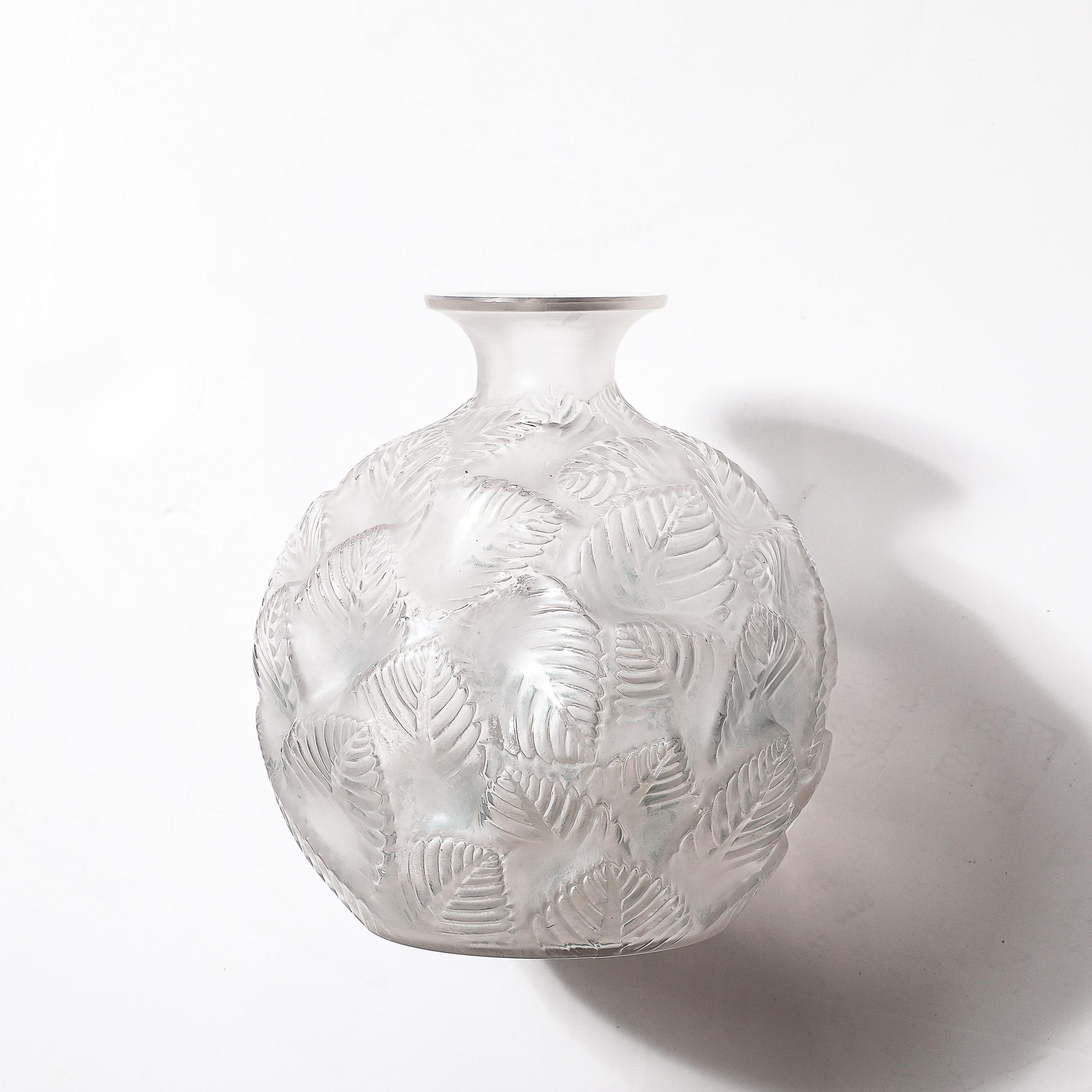 Art déco-Vase Ormeaux aus geformtem und mattiertem Glas, signiert Lalique, Art déco im Angebot 12