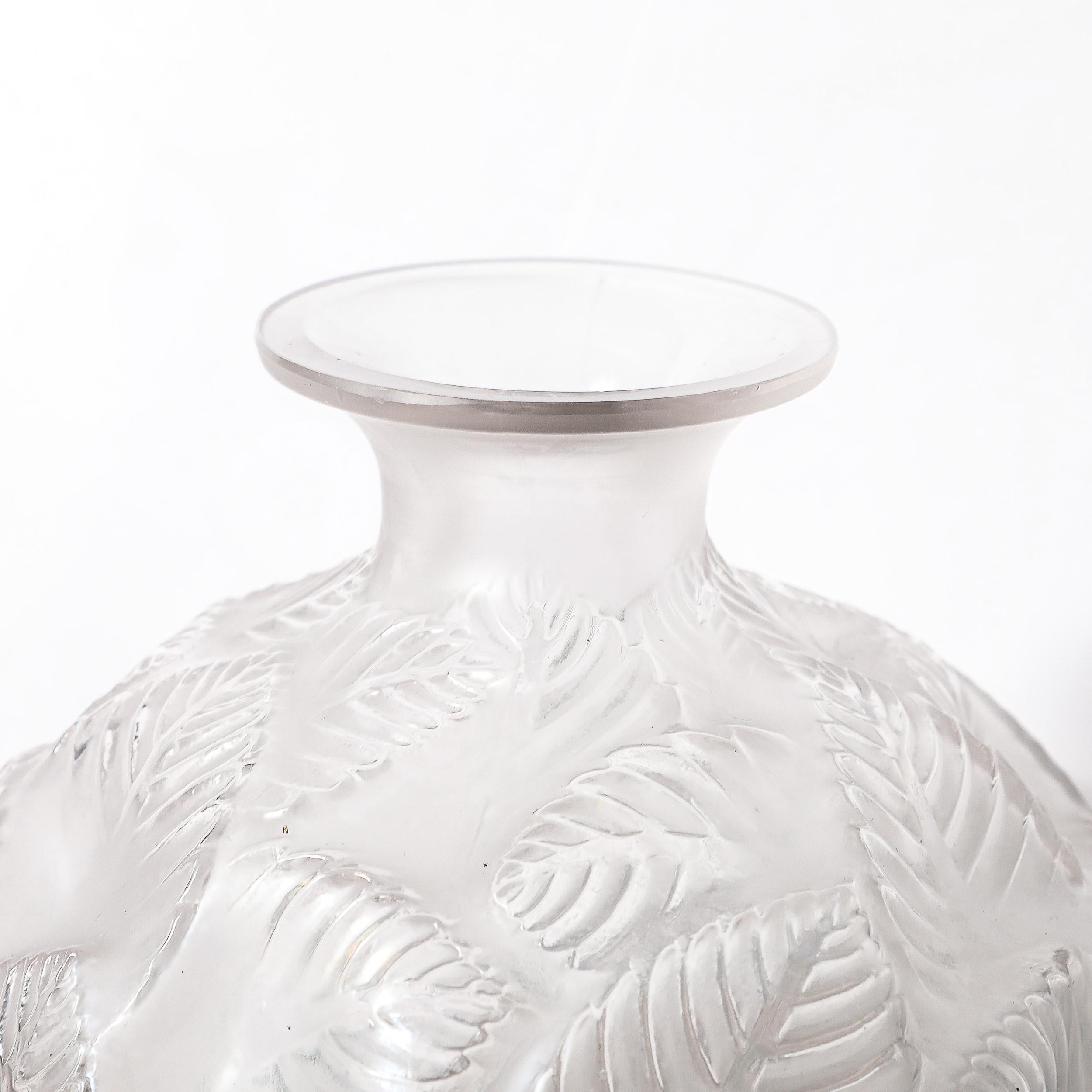 Art déco-Vase Ormeaux aus geformtem und mattiertem Glas, signiert Lalique, Art déco im Angebot 13