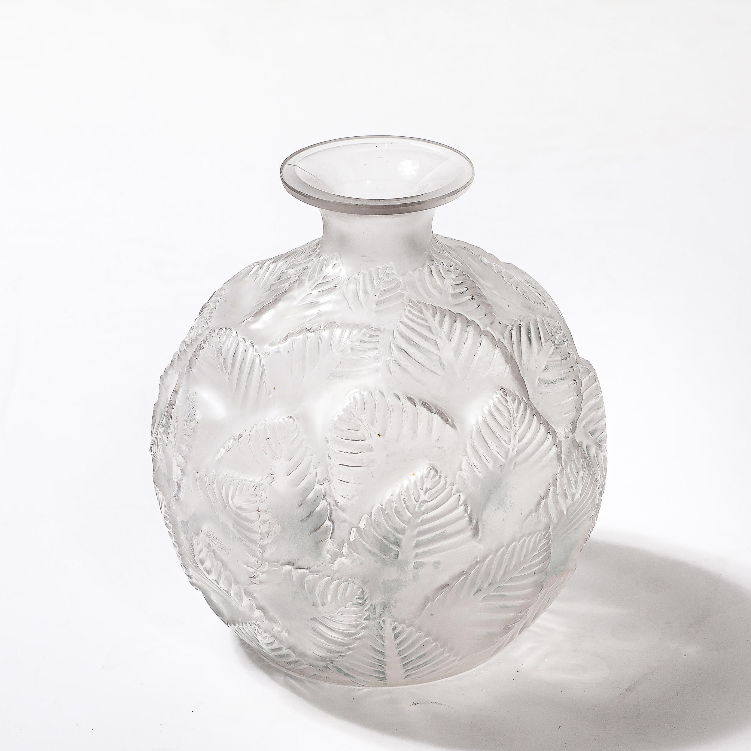 Art déco-Vase Ormeaux aus geformtem und mattiertem Glas, signiert Lalique, Art déco (Französisch) im Angebot