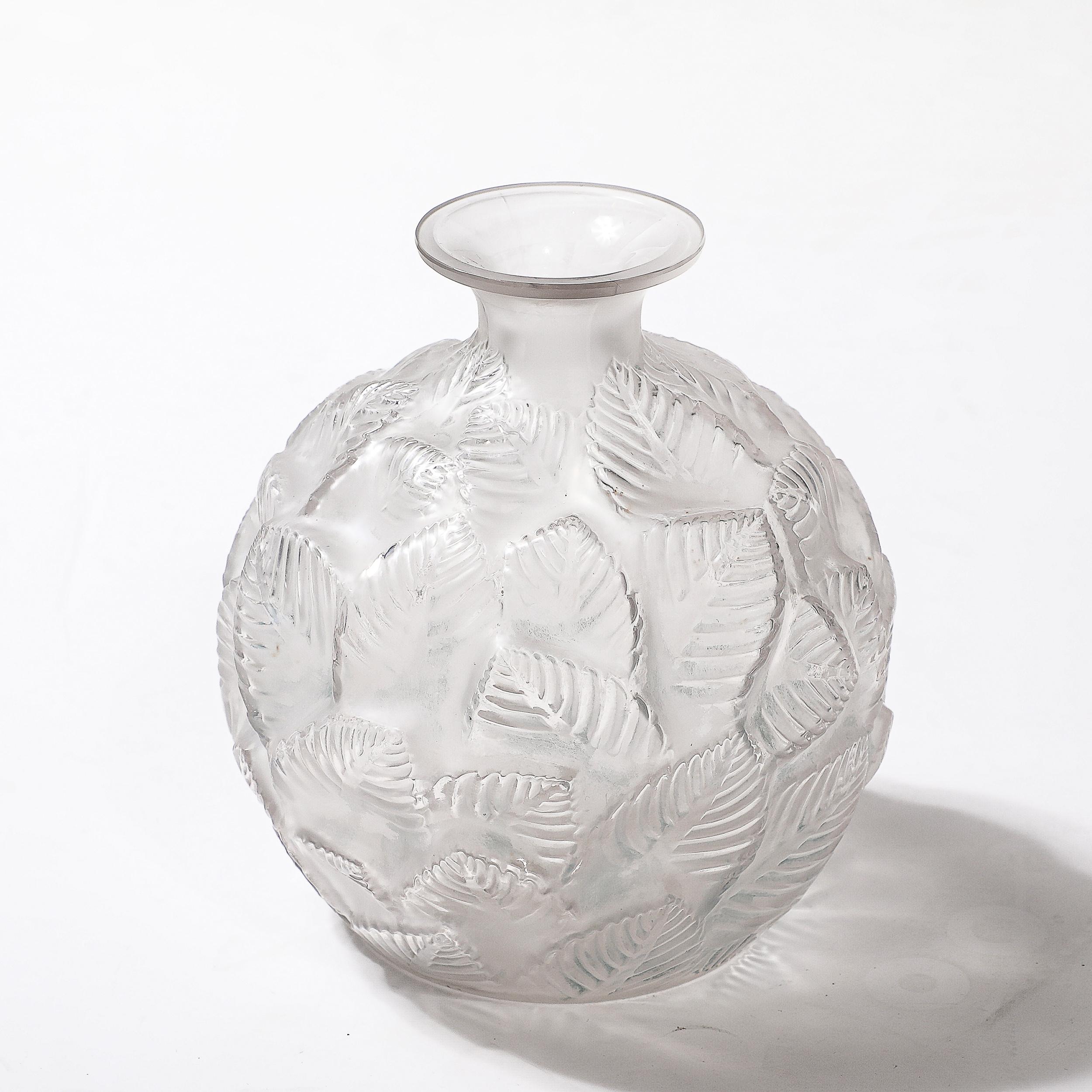 Art déco-Vase Ormeaux aus geformtem und mattiertem Glas, signiert Lalique, Art déco (Frühes 20. Jahrhundert) im Angebot