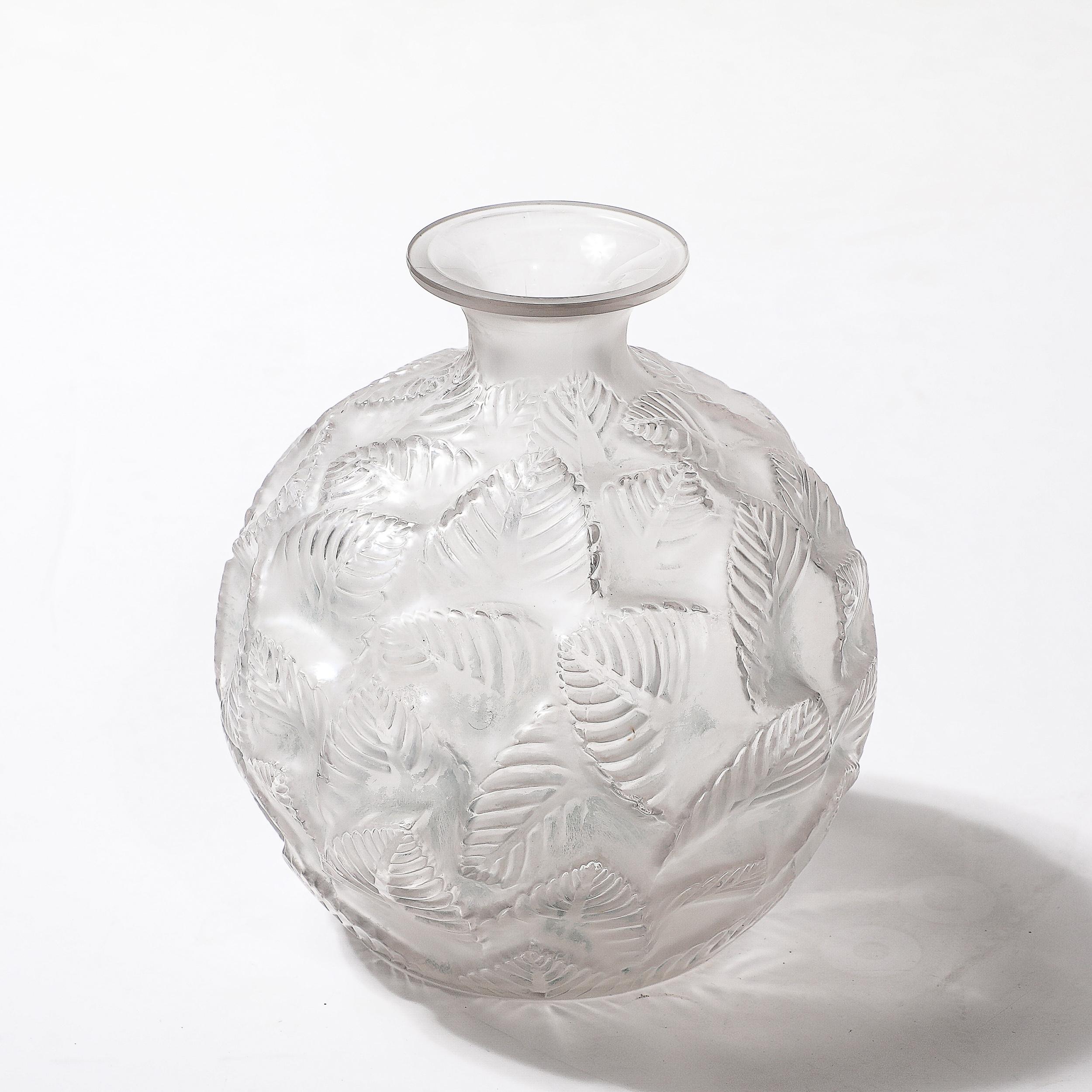 Art déco-Vase Ormeaux aus geformtem und mattiertem Glas, signiert Lalique, Art déco im Angebot 1