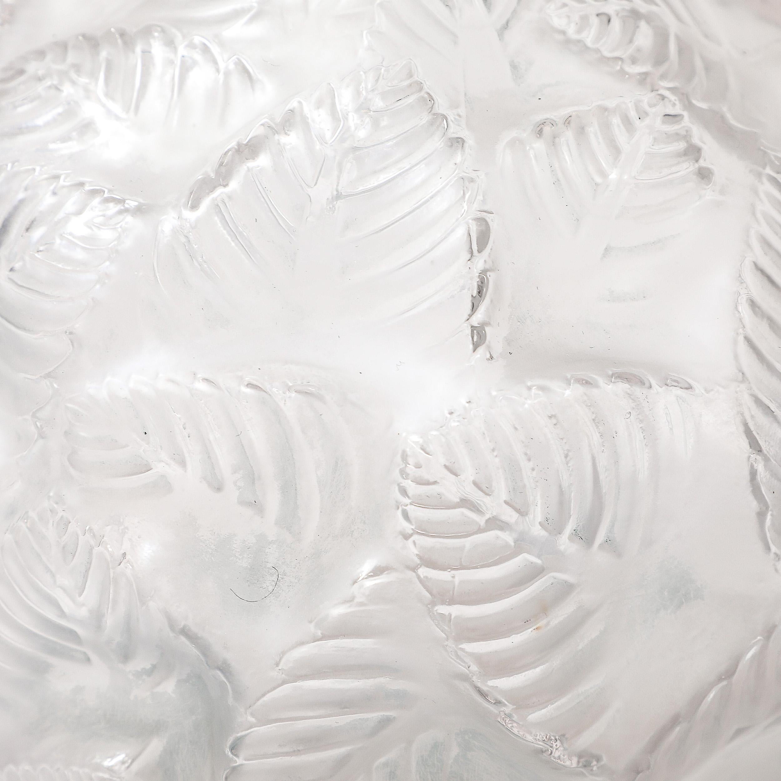 Art déco-Vase Ormeaux aus geformtem und mattiertem Glas, signiert Lalique, Art déco im Angebot 3