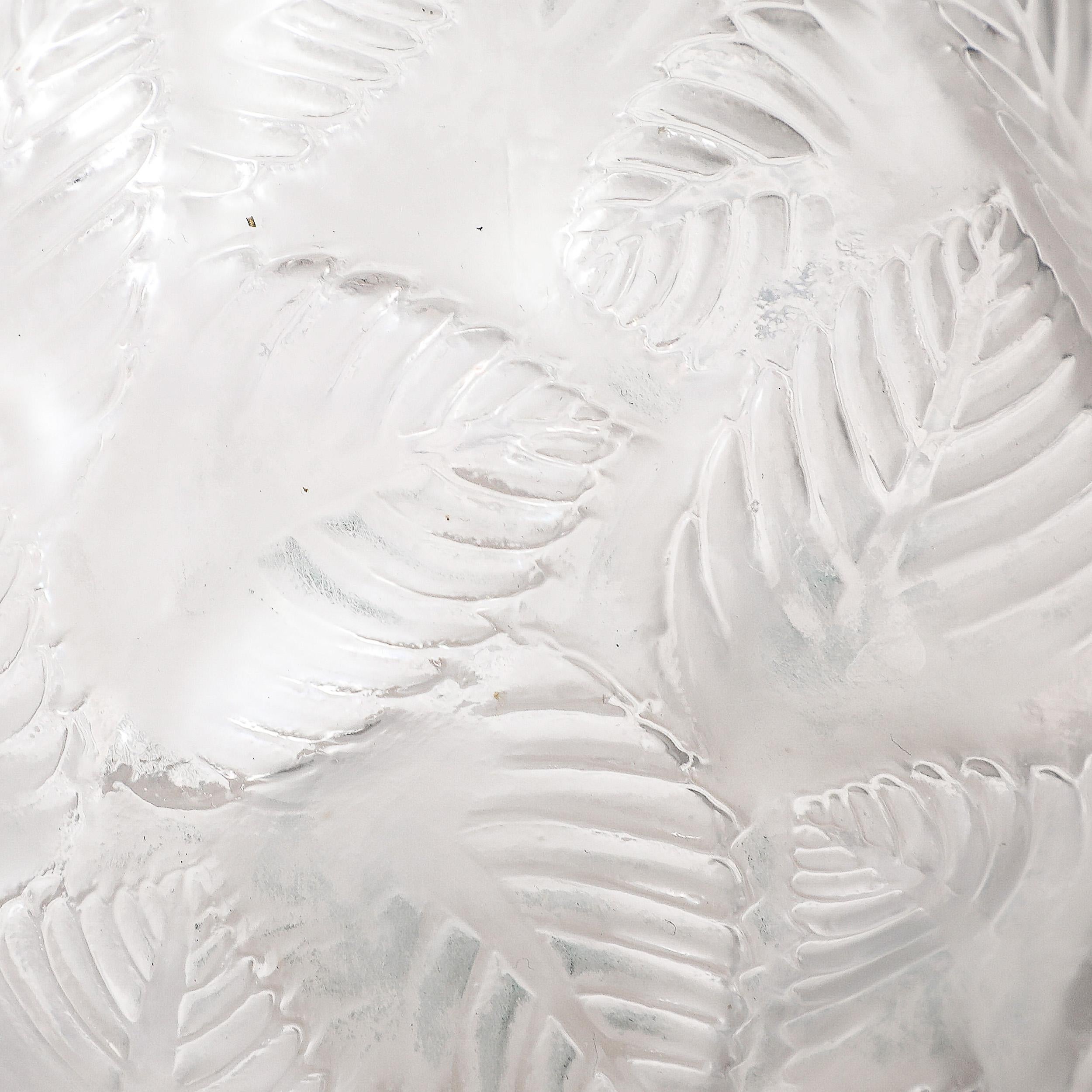Art déco-Vase Ormeaux aus geformtem und mattiertem Glas, signiert Lalique, Art déco im Angebot 4