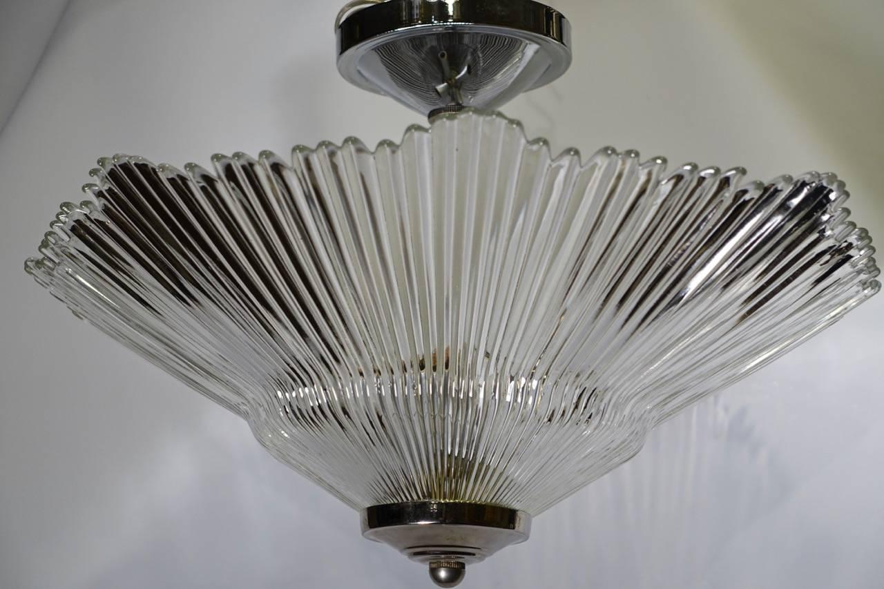 Un luminaire Art Déco français en verre moulé en forme d'étoile pour montage encastré, vers les années 1930.

Mesures :
Drop 12
