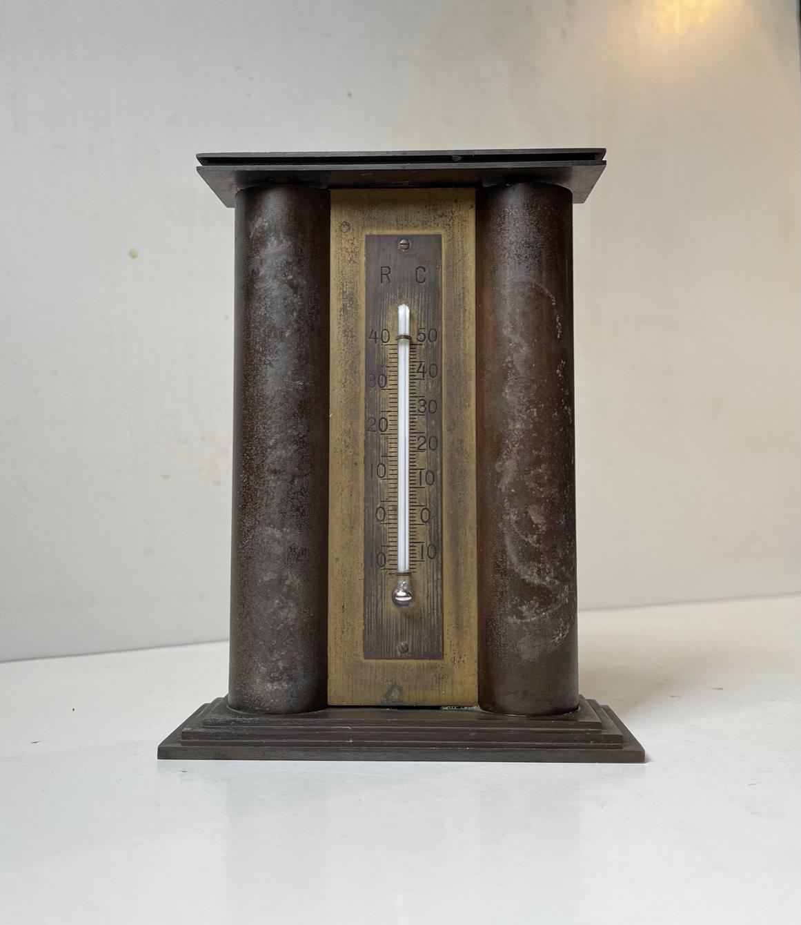 Architektonische, stilisierte Spardose und Thermometer aus Bronze im Art déco-Stil. Es stellt den Eingang der dänischen Versicherungsgesellschaft Baltica dar. Dieser Artikel wurde von dem dänischen Architekten C. Glahn in den 1930er Jahren entworfen