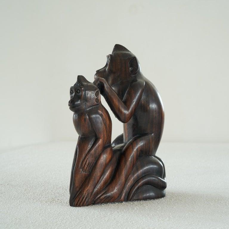 Statuetta Art Carved splendidamente intagliata di due scimmie in legno tropicale. Prima metà del XX secolo.     Una scimmia adulta e una giovane scimmia sono viste in una situazione dinamica e realistica. Si tratta di una statua splendidamente