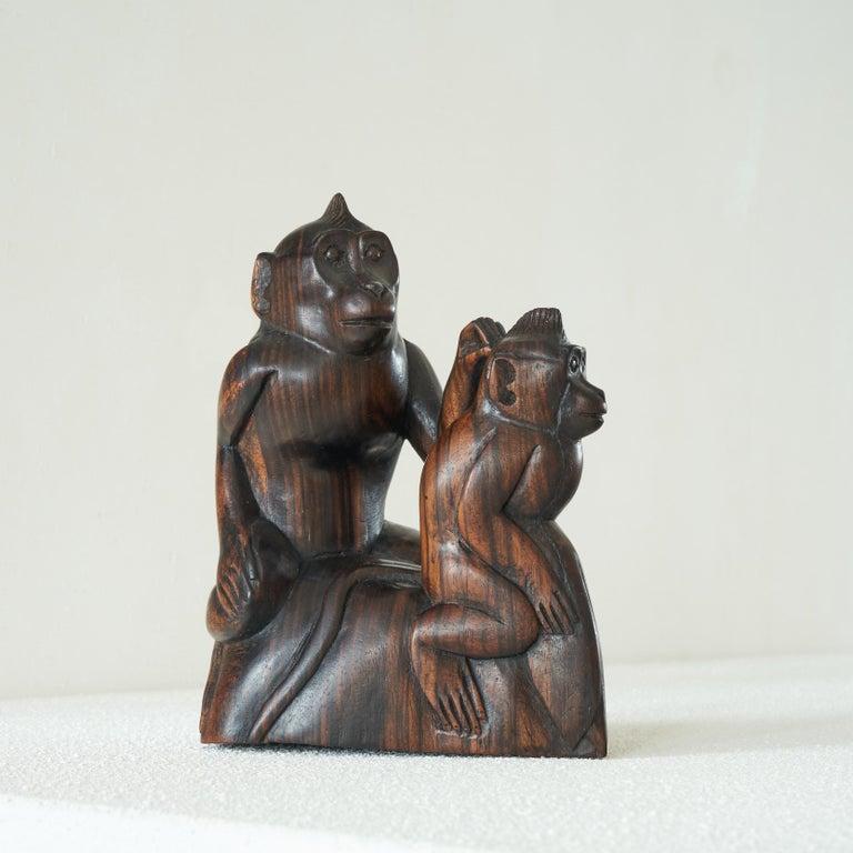 Sconosciuto Scultura Art Deco di scimmie in Wood in vendita