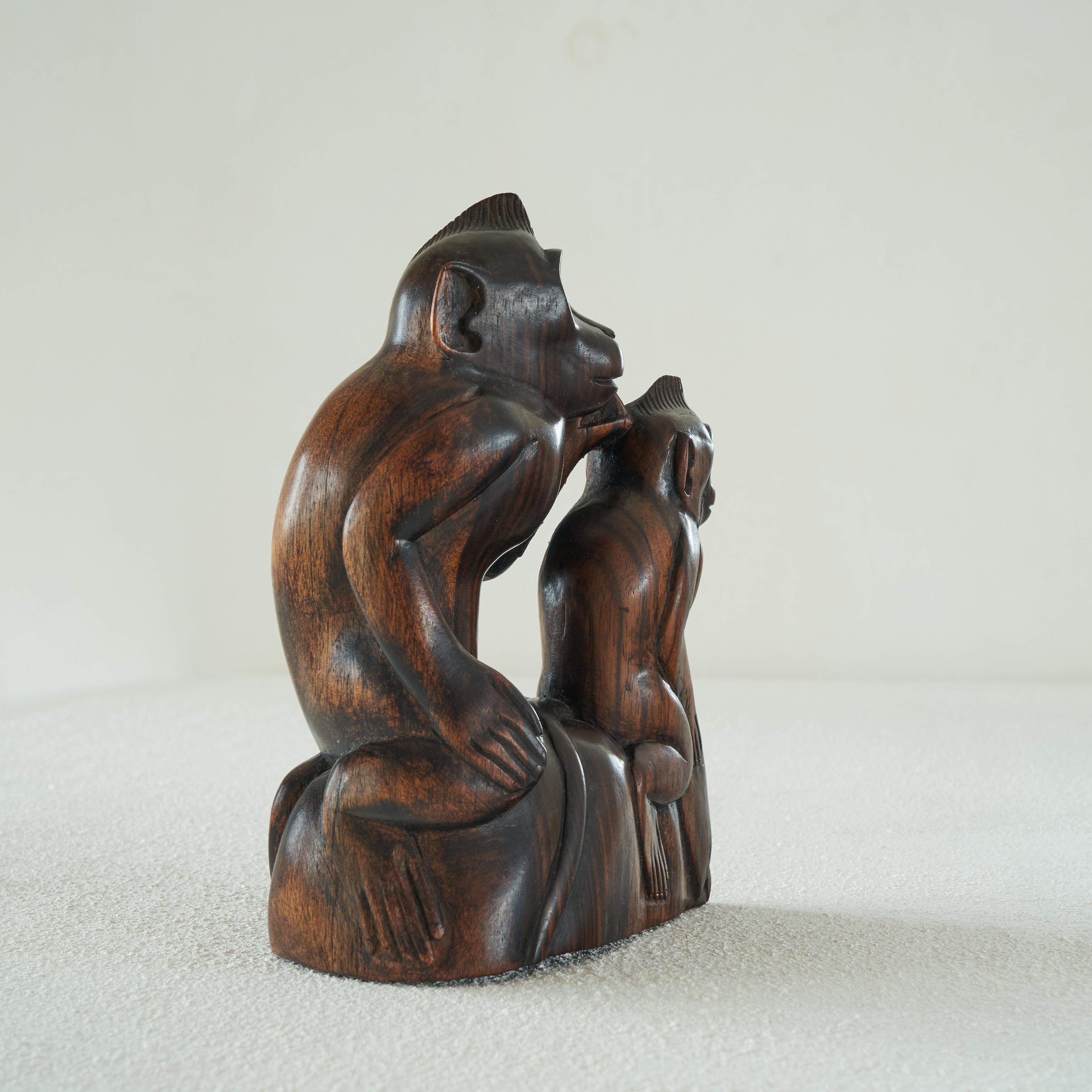 Art Deco Monkeys Sculpture in Wood In Good Condition For Sale In Tilburg, NL
