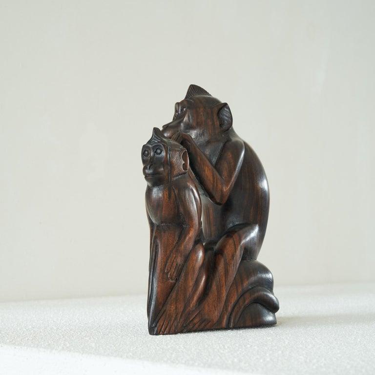 XX secolo Scultura Art Deco di scimmie in Wood in vendita