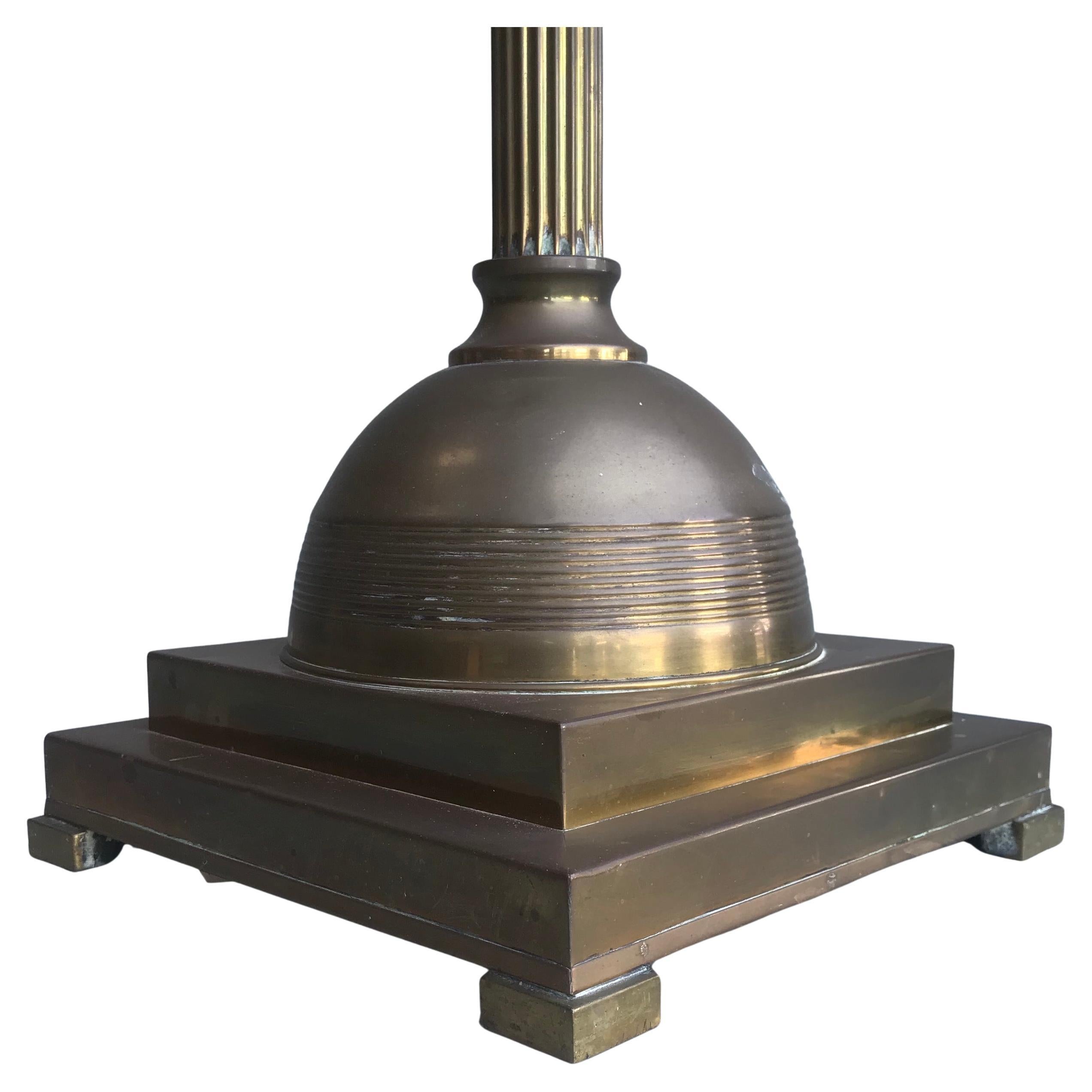 Art Deco Monumentale Architektonische Stehlampe aus Kupfer und Messing Frankreich 1930er Jahre.

Schöne Lampe, die in jedem Interieur gut aussehen wird. Indem Sie Ihren eigenen Lampenschirm wählen, können Sie der Lampe eine einzigartige Note