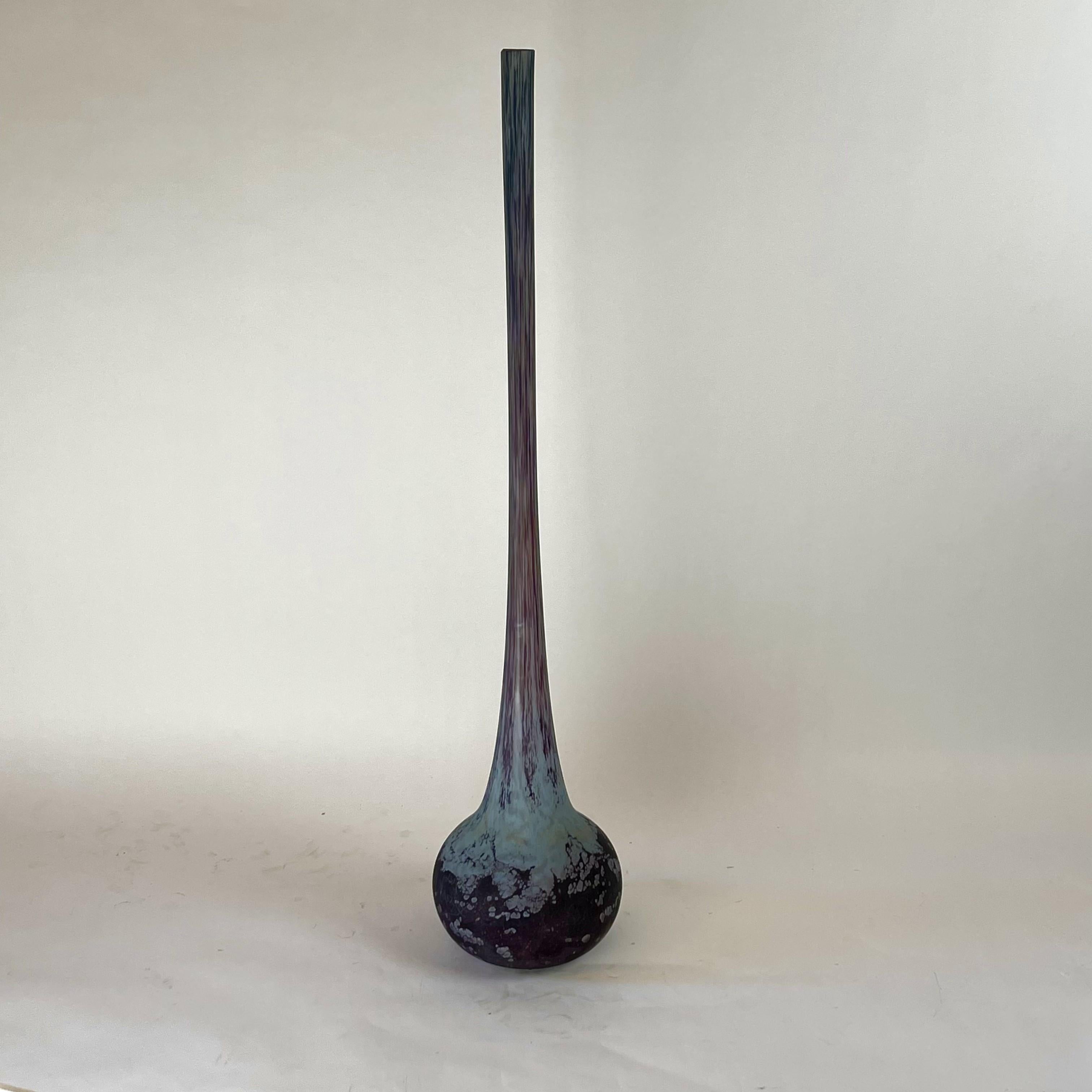 Colossal vase Art Déco en verre d'art soufflé à la bouche. Double pâte de verre Berluze.
La couleur violette est nuancée (avec des nuances). 
Vase signé avec gravure : Daum Nancy avec la Croix de Lorraine.