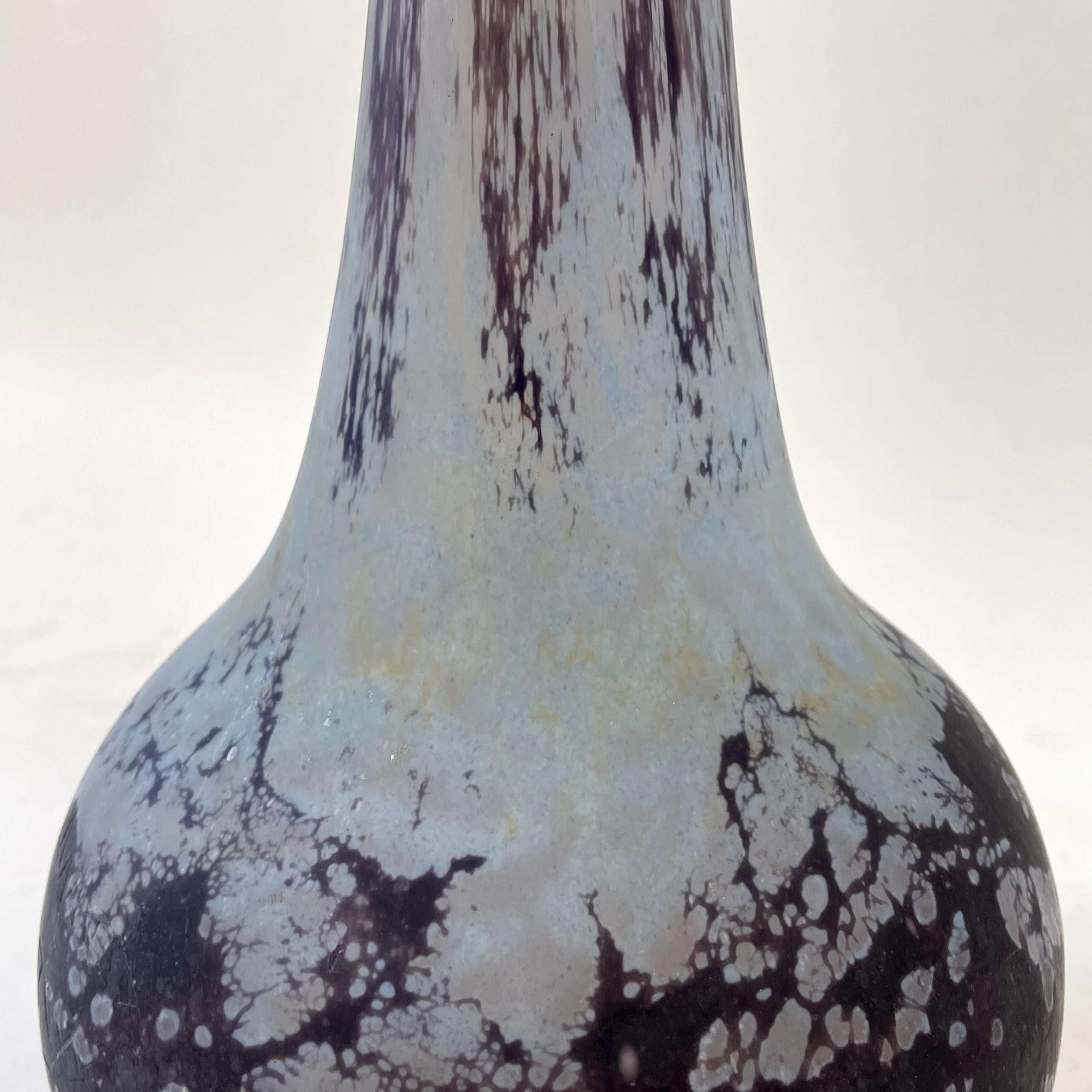 Art déco Vase soliflore monumental Art Déco en verre d'art égyptien violet par Daum Nancy en vente