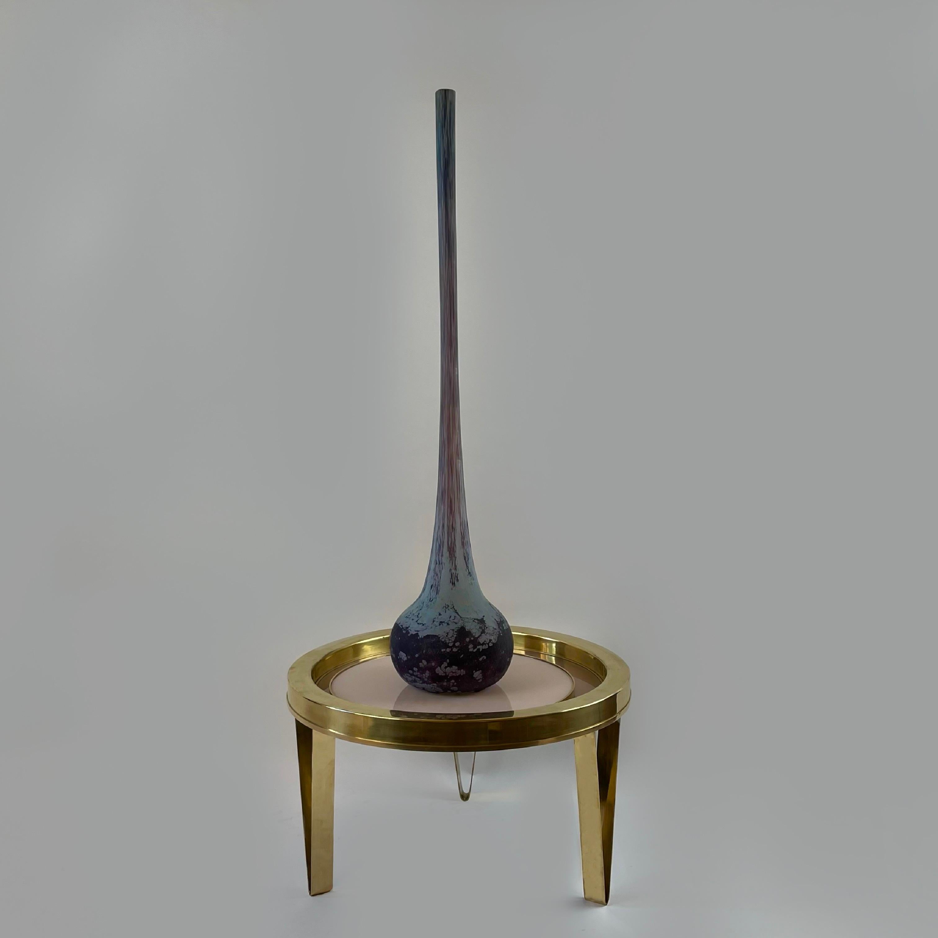 Inizio XX secolo Vaso monumentale in vetro artistico egiziano viola Soliflore di Daum Nancy in vendita