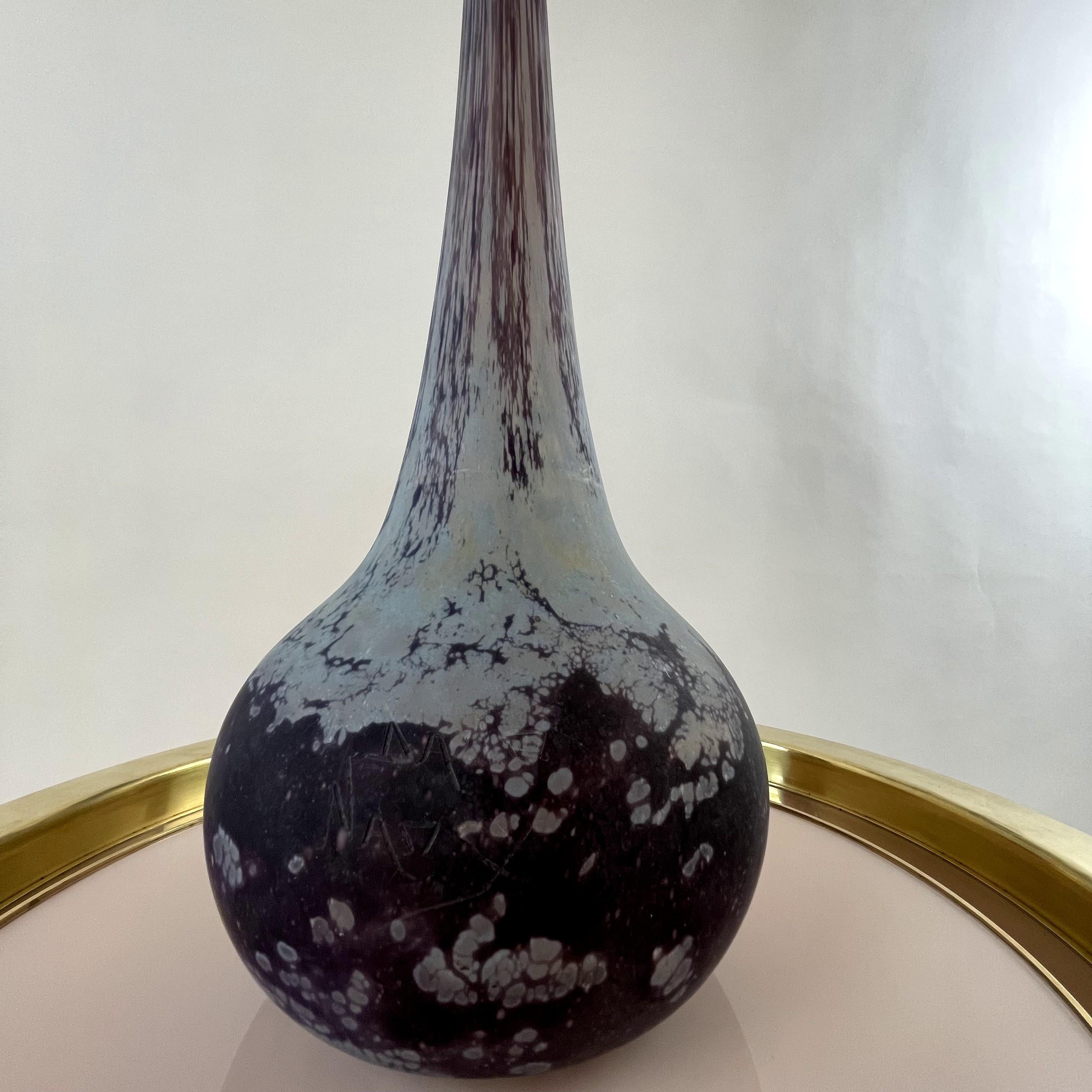 Début du 20ème siècle Vase soliflore monumental Art Déco en verre d'art égyptien violet par Daum Nancy en vente