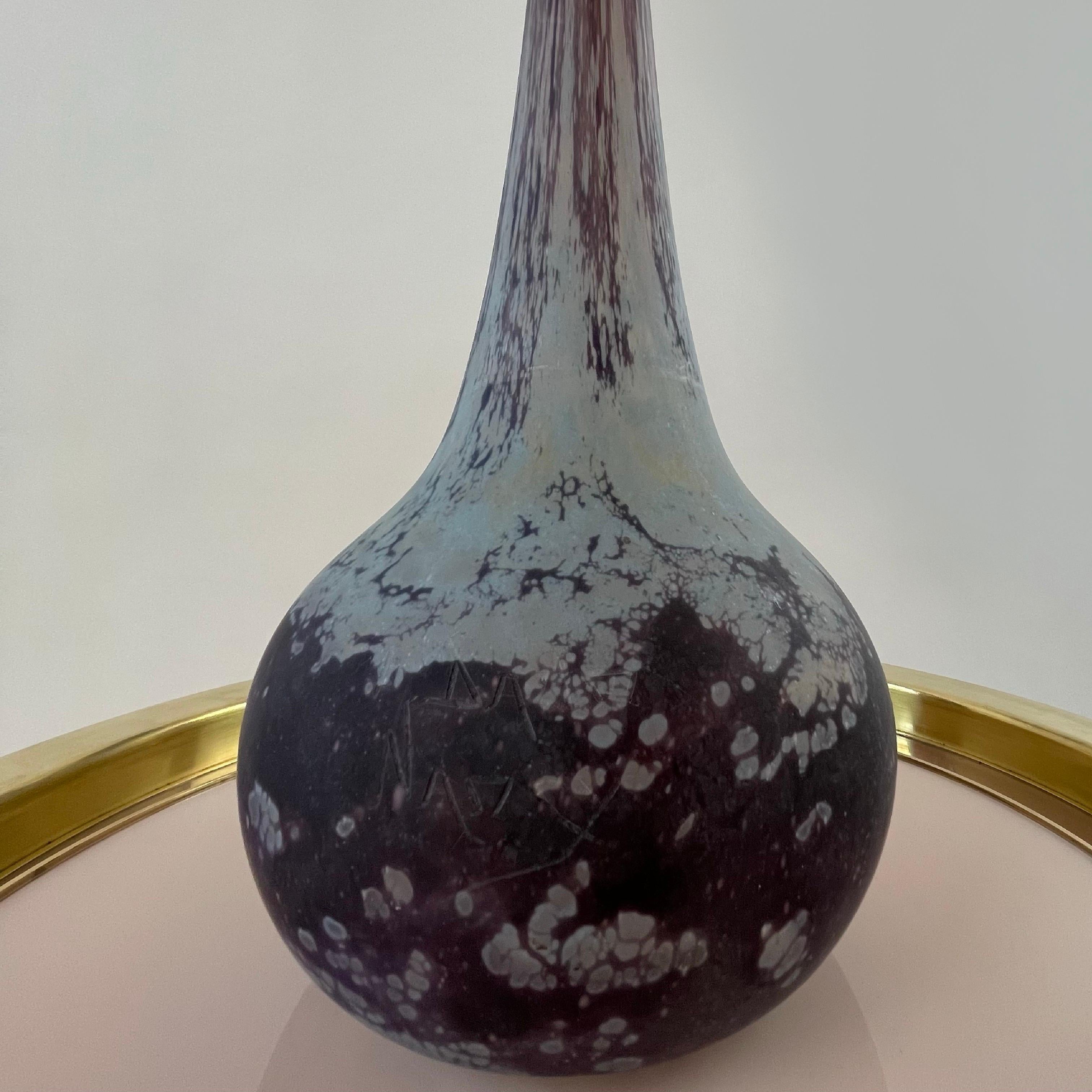 Verre d'art Vase soliflore monumental Art Déco en verre d'art égyptien violet par Daum Nancy en vente
