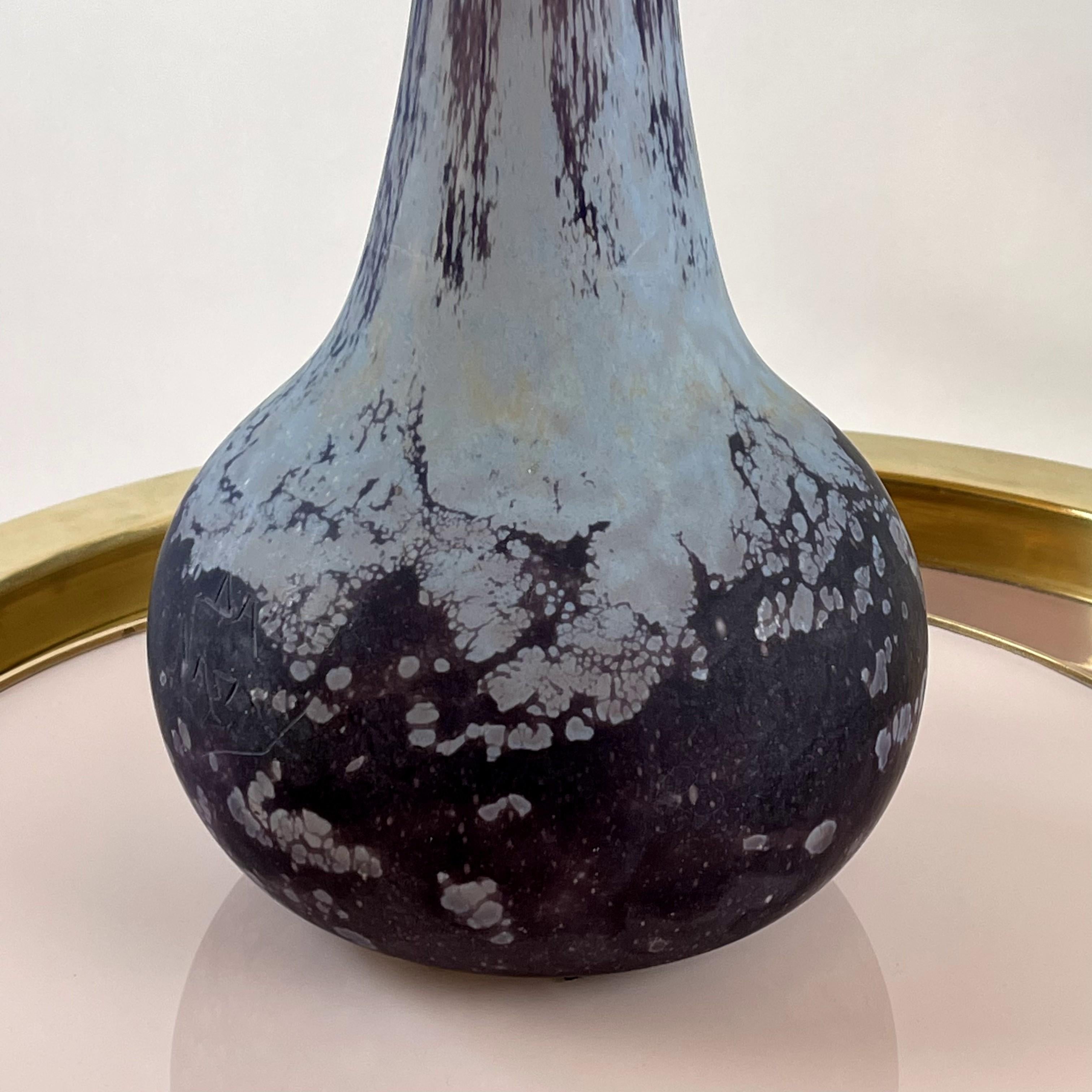Vase soliflore monumental Art Déco en verre d'art égyptien violet par Daum Nancy en vente 1