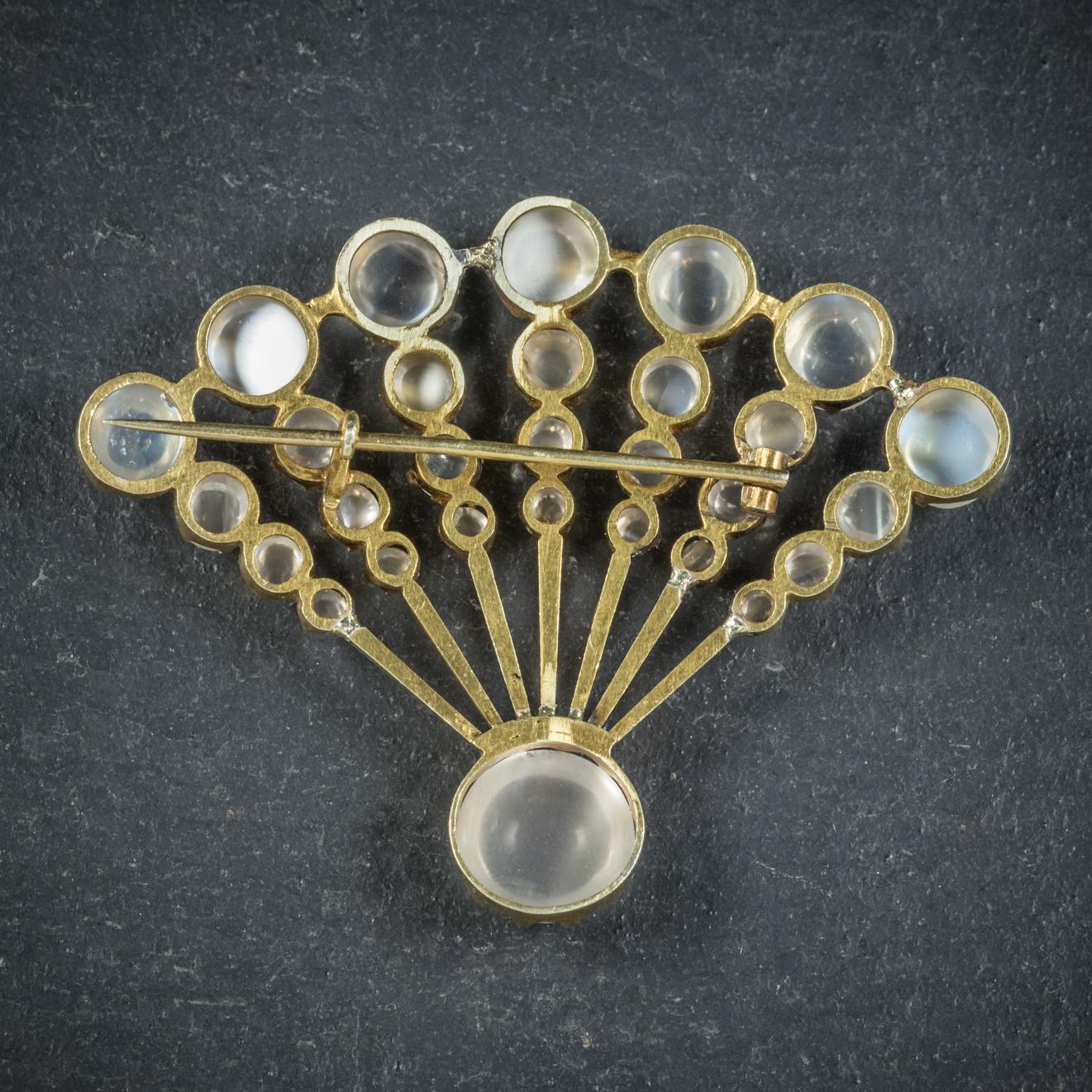 Art Deco Moonstone Fan 18 Carat Gold circa 1920 Brooch In Excellent Condition For Sale In Lancaster , GB