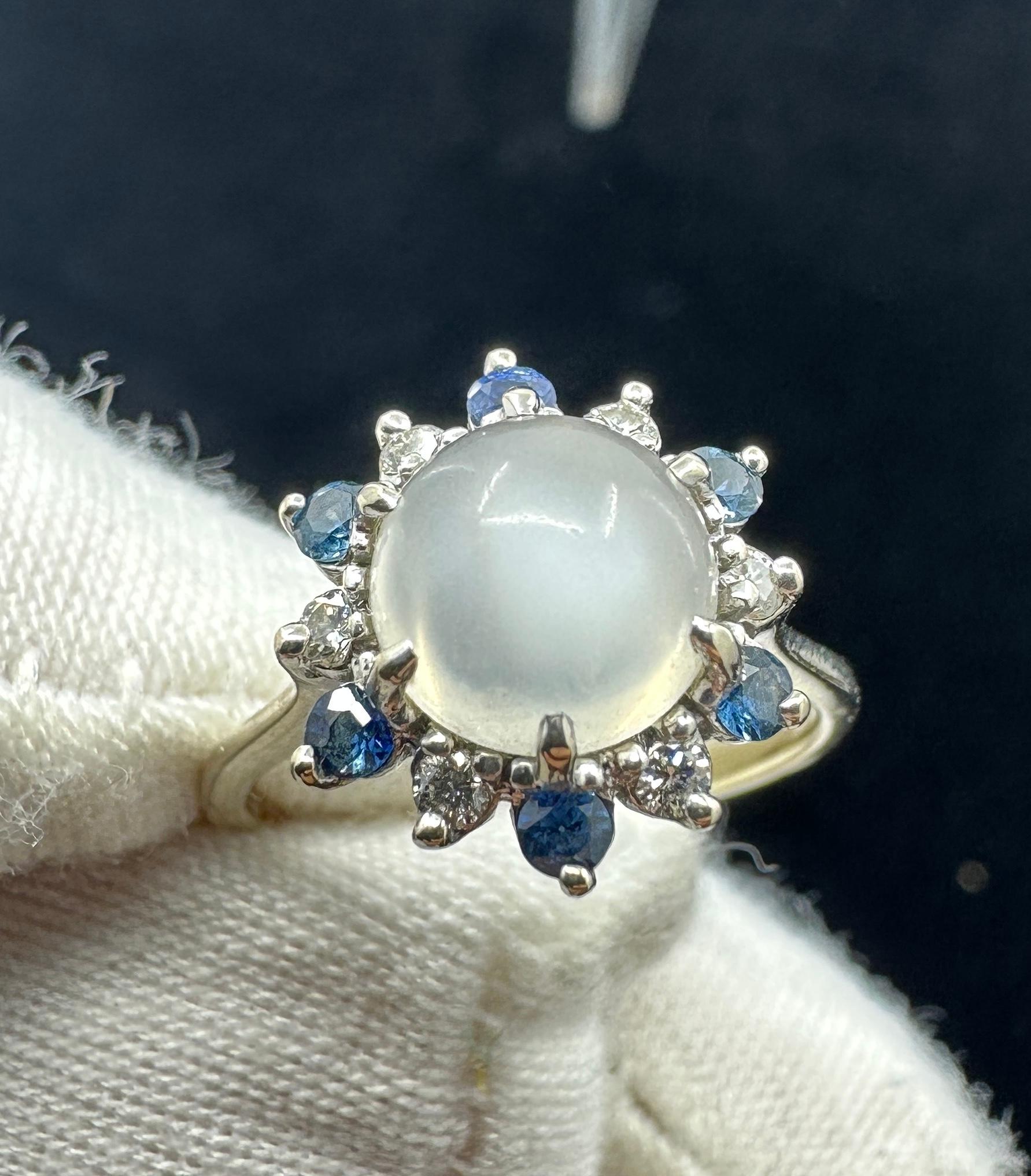 Art Deco Mondstein Saphir Diamant-Ring 14 Karat Weißgold im Zustand „Hervorragend“ im Angebot in New York, NY