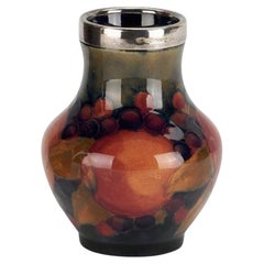 Petit vase Art déco Moorcroft POMEGRANATE avec bord en métal argenté. 