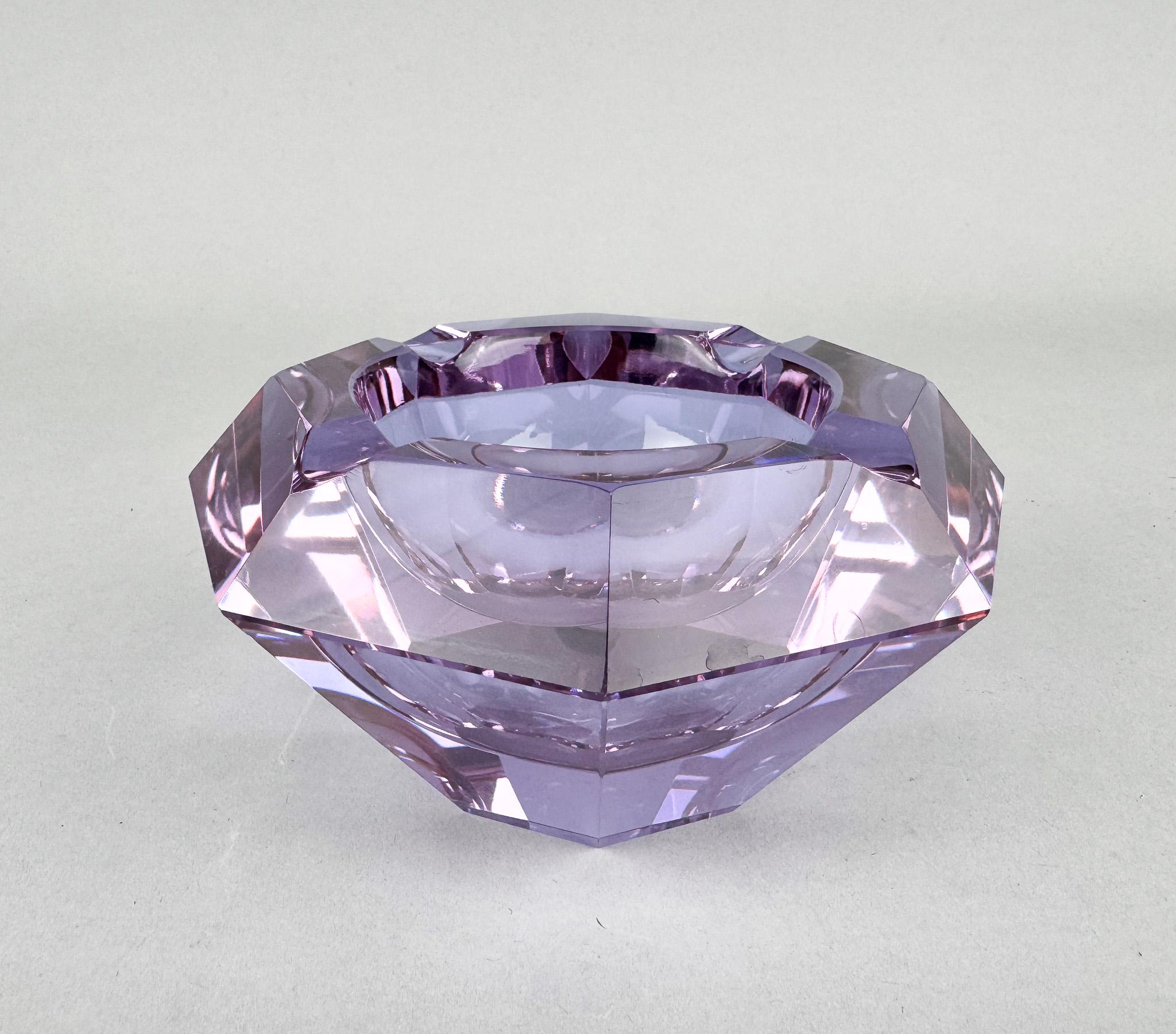Art deco ashtray in neodymium glass (changes color in light). Made in former Czechoslovakia in the 1930s by Moser.