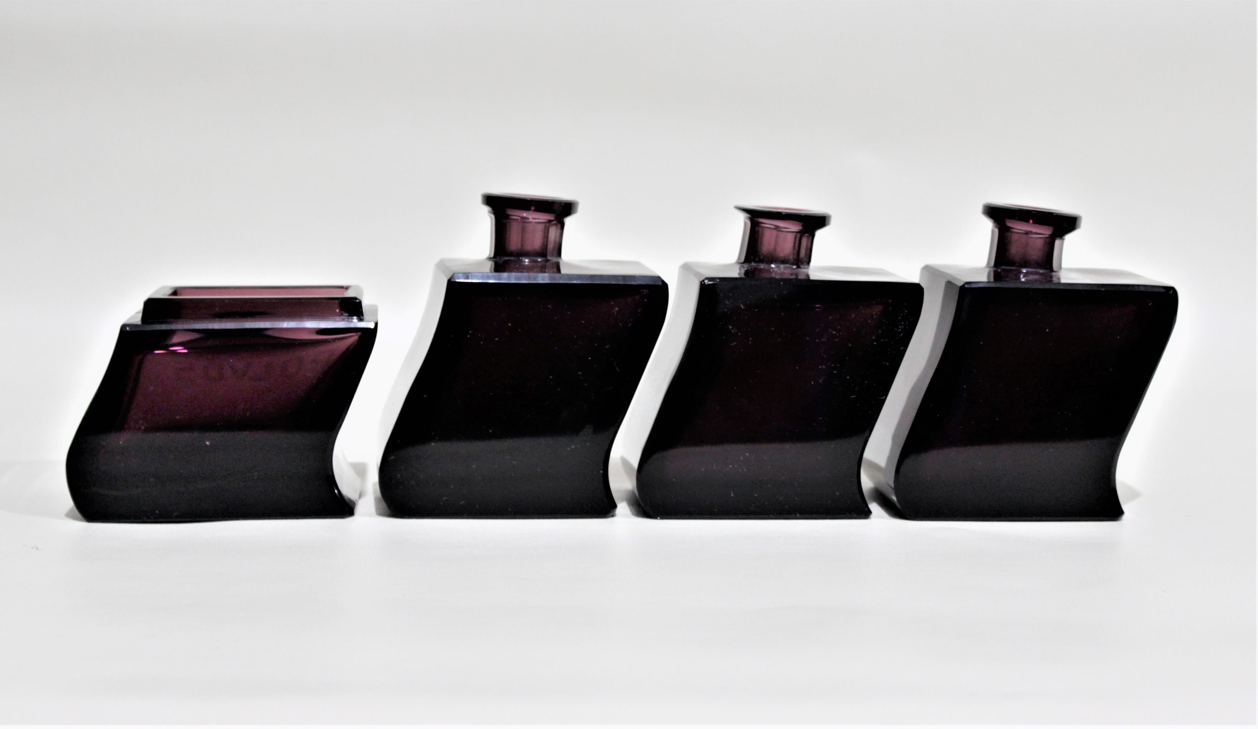 Tchèque Ensemble de flacons de parfum et jarre en cristal d'améthyste imbriqués de style Moser Art Déco en vente