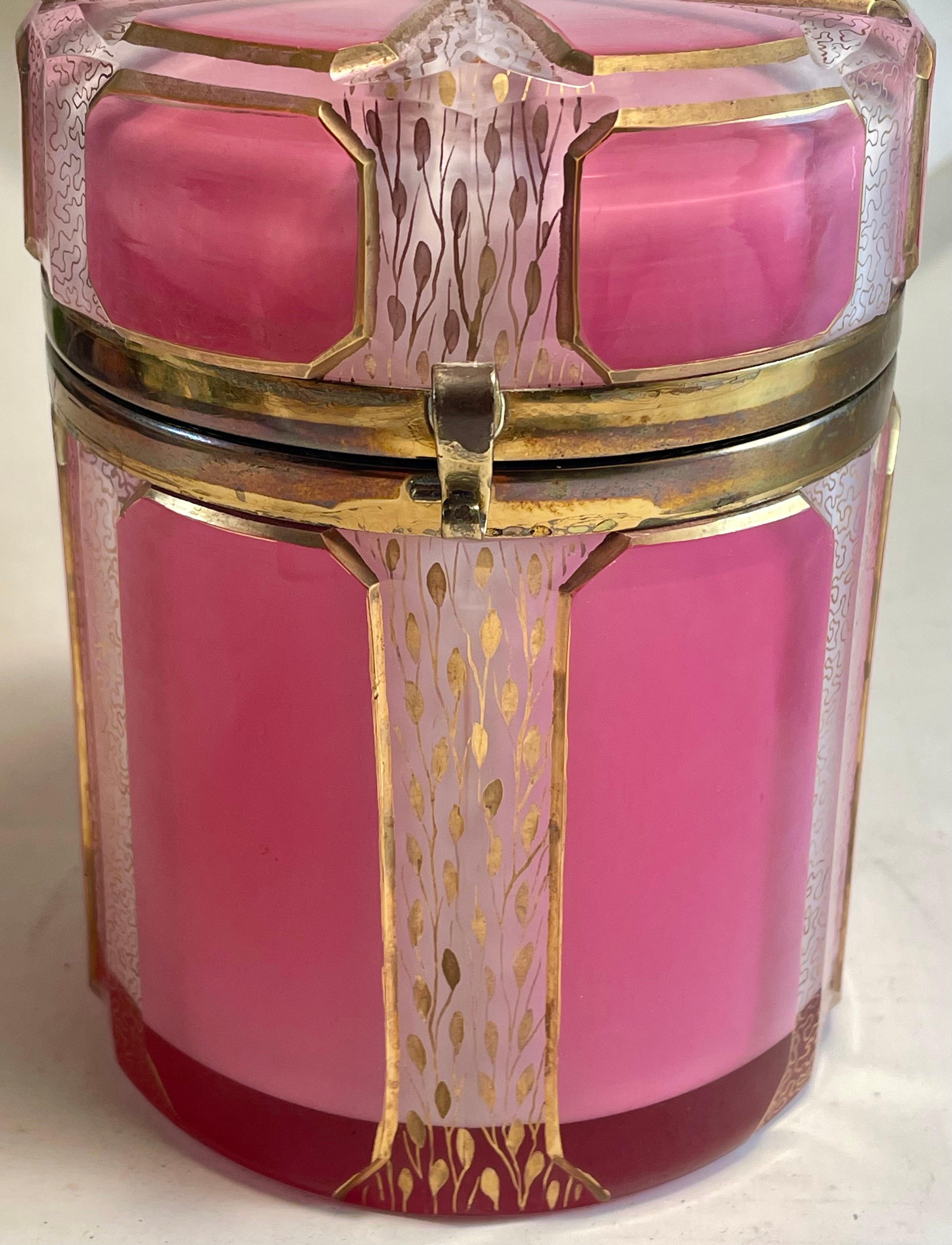 Il s'agit d'une fantastique boîte en verre d'art Art déco composée de trois couches de verre, rose à l'extérieur coupé en rectangles avec les coins coupés, transparent au milieu coupé avec des diagonales intrigantes et blanc à l'intérieur. Le verre