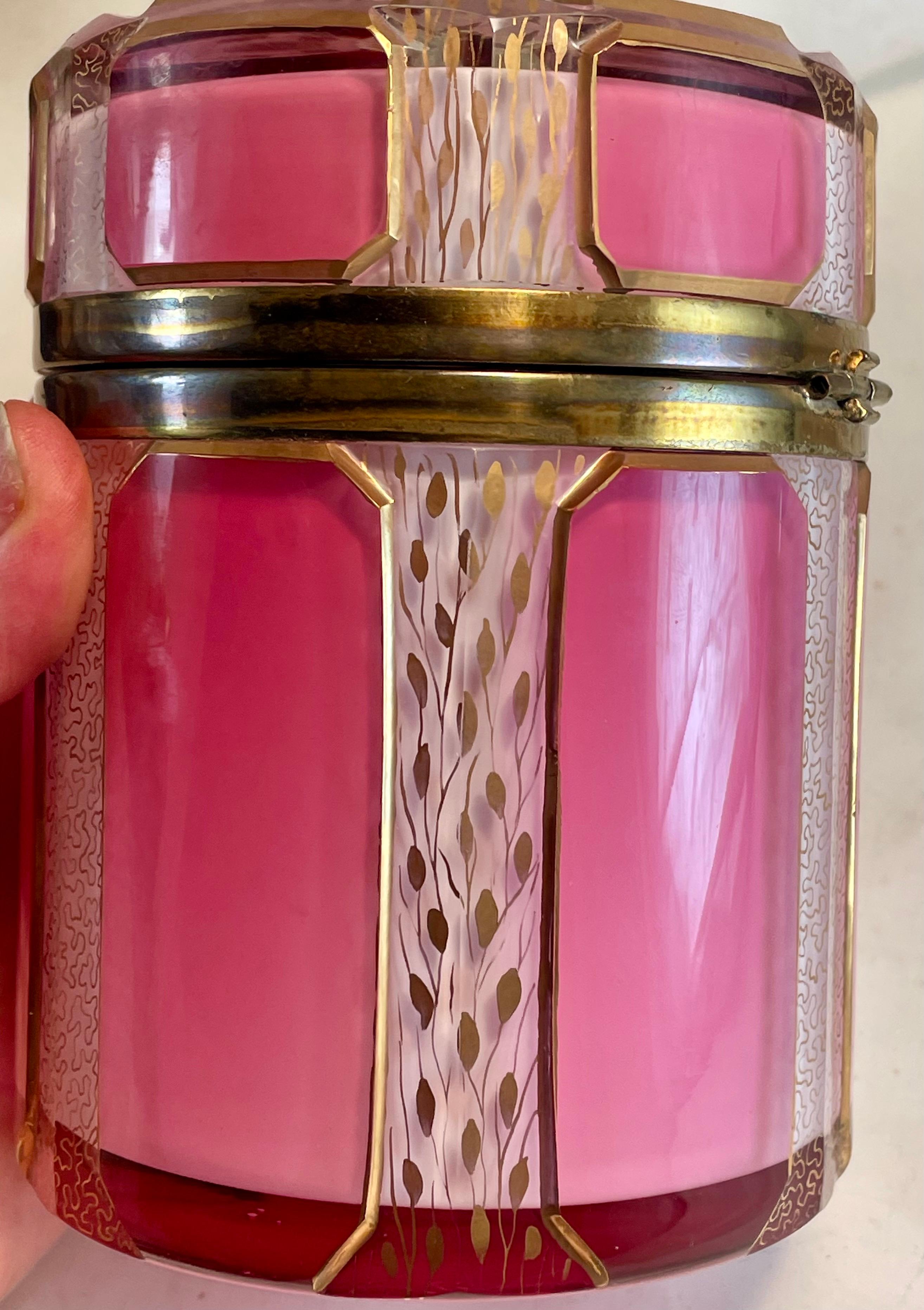 Tchèque Art Deco Moser Style Pink Clear White Cased Cut Glass Hinged Lid Lg Dresser Box en vente