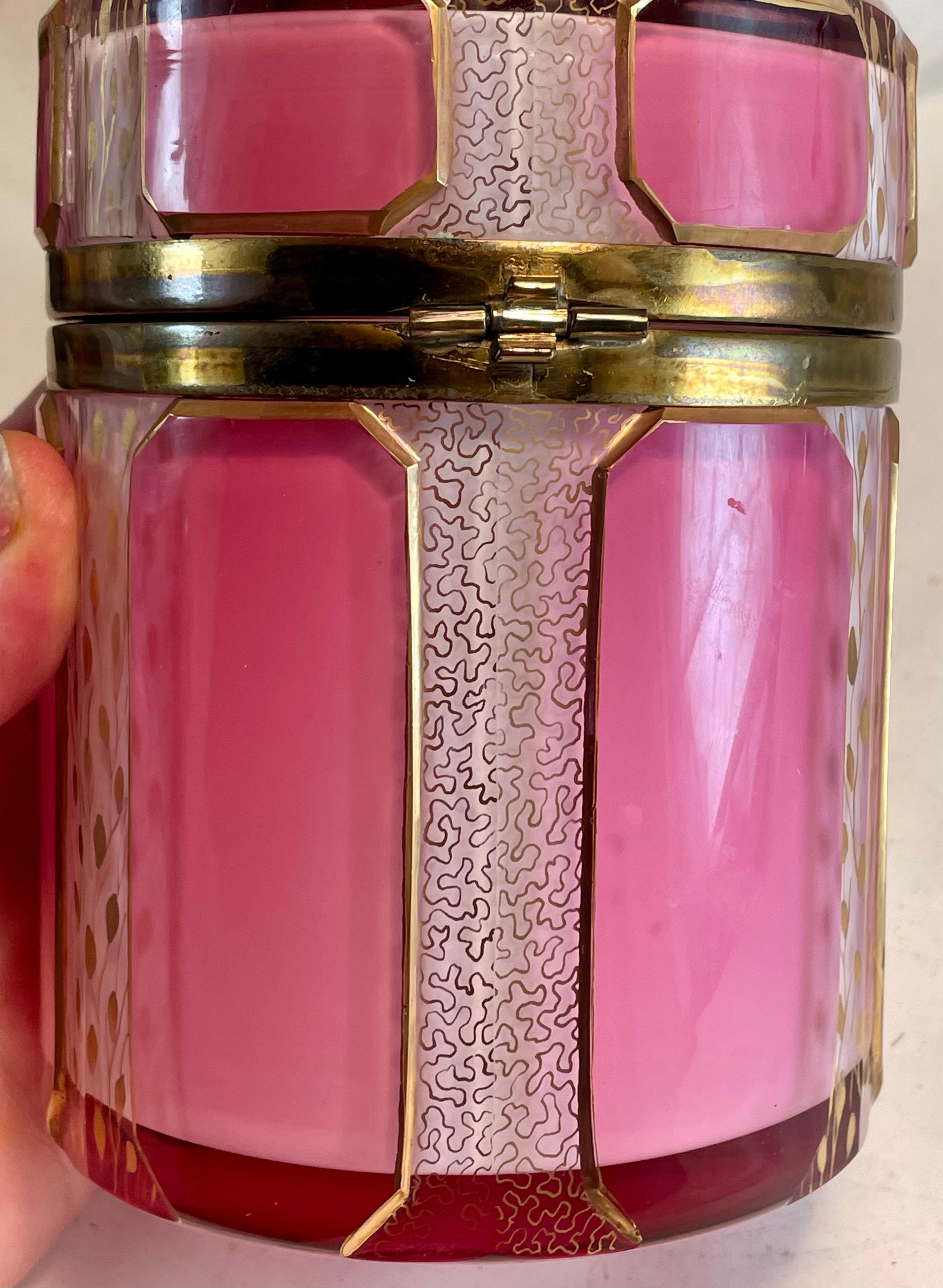 20ième siècle Art Deco Moser Style Pink Clear White Cased Cut Glass Hinged Lid Lg Dresser Box en vente