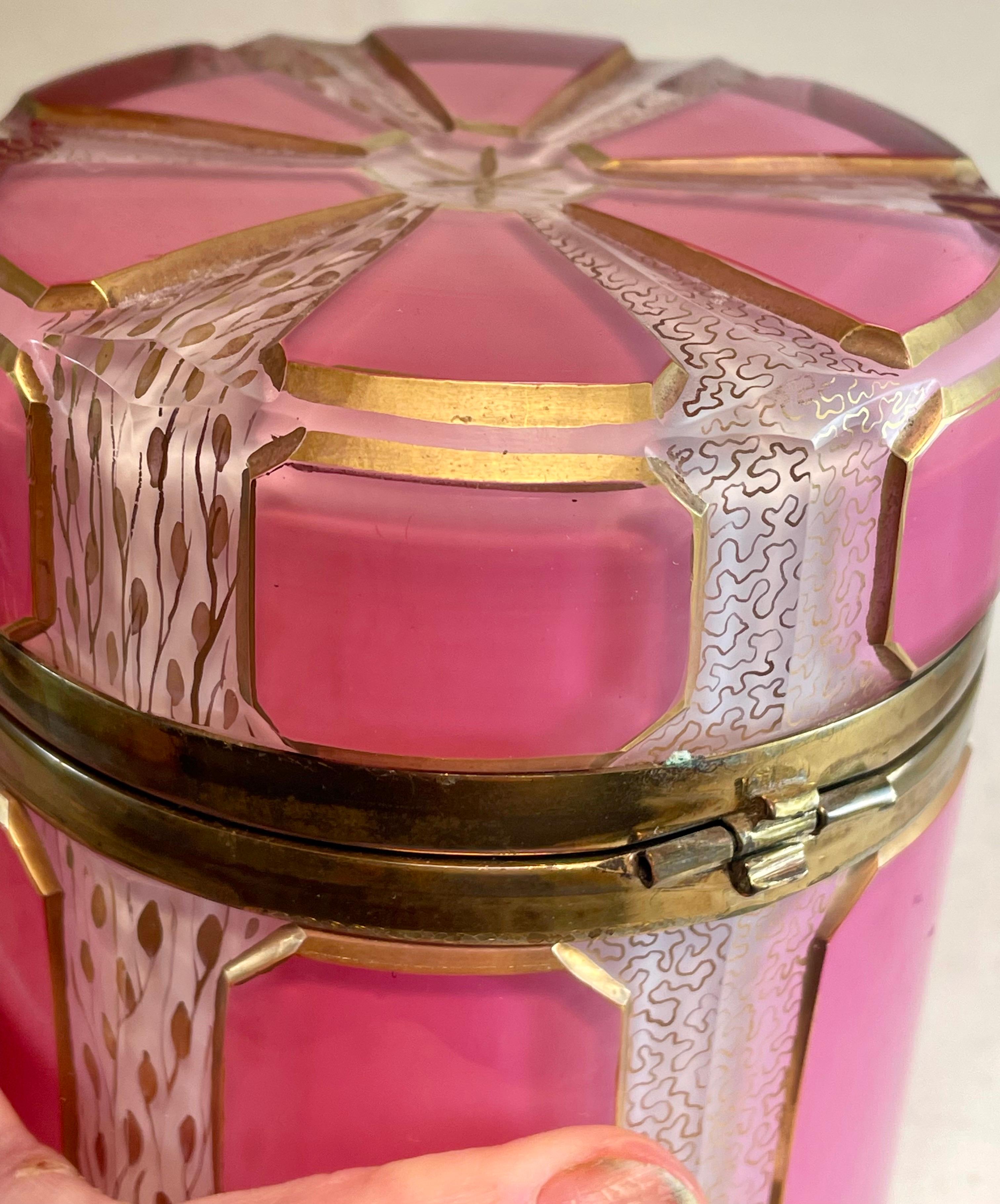 Verre Art Deco Moser Style Pink Clear White Cased Cut Glass Hinged Lid Lg Dresser Box en vente