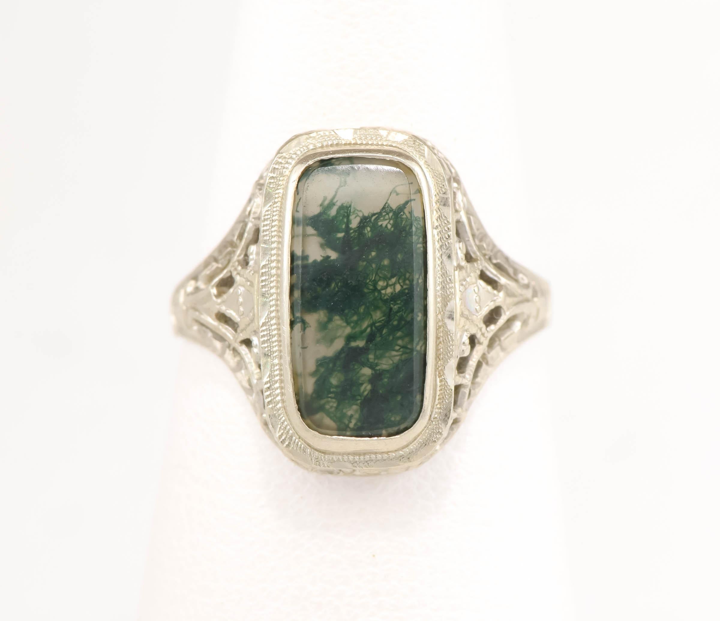 Art Deco Moss Agate Ring with Pretty Filigree in White Gold For Sale 5
