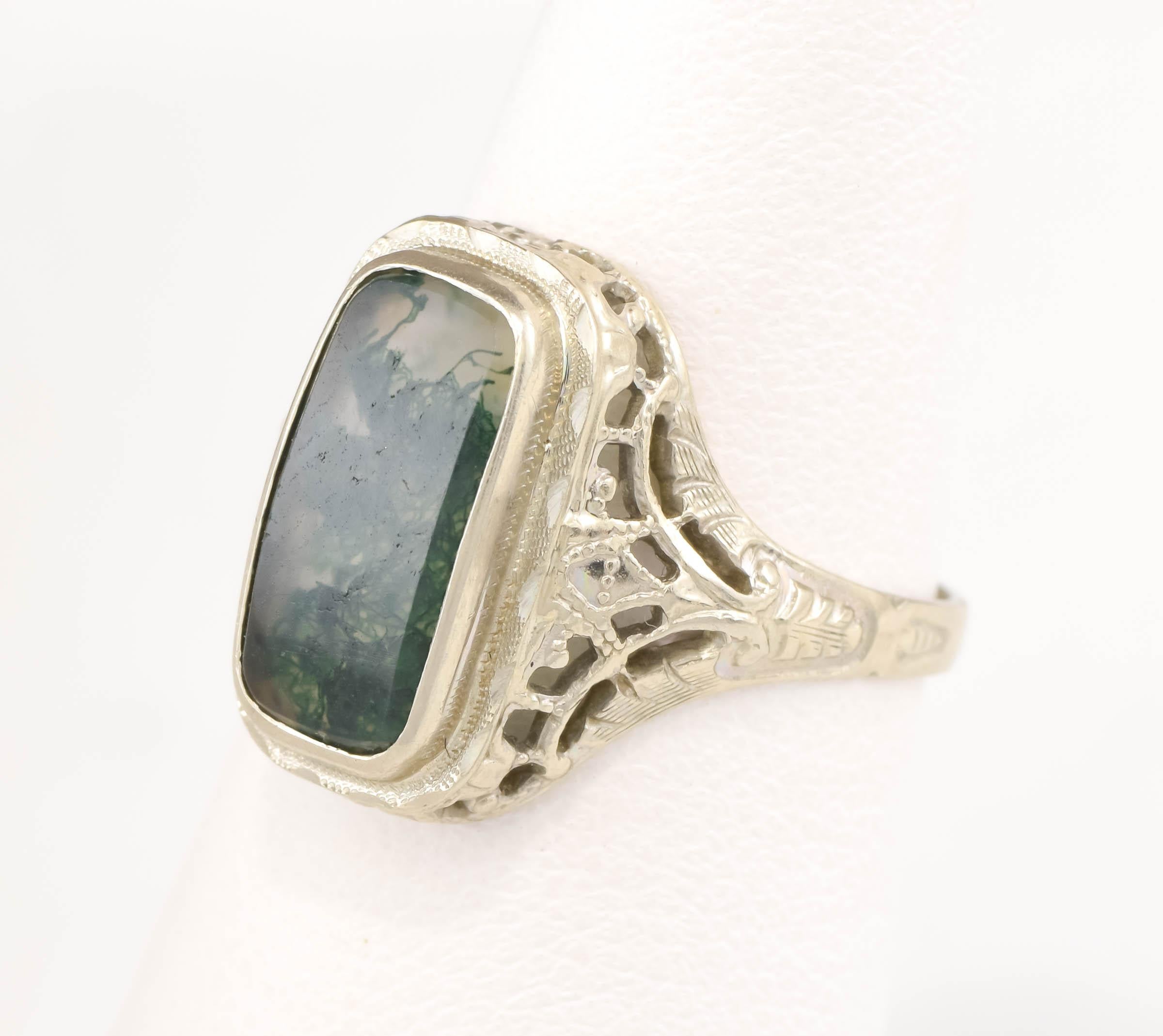 Art Deco Moss Agate Ring with Pretty Filigree in White Gold For Sale 6