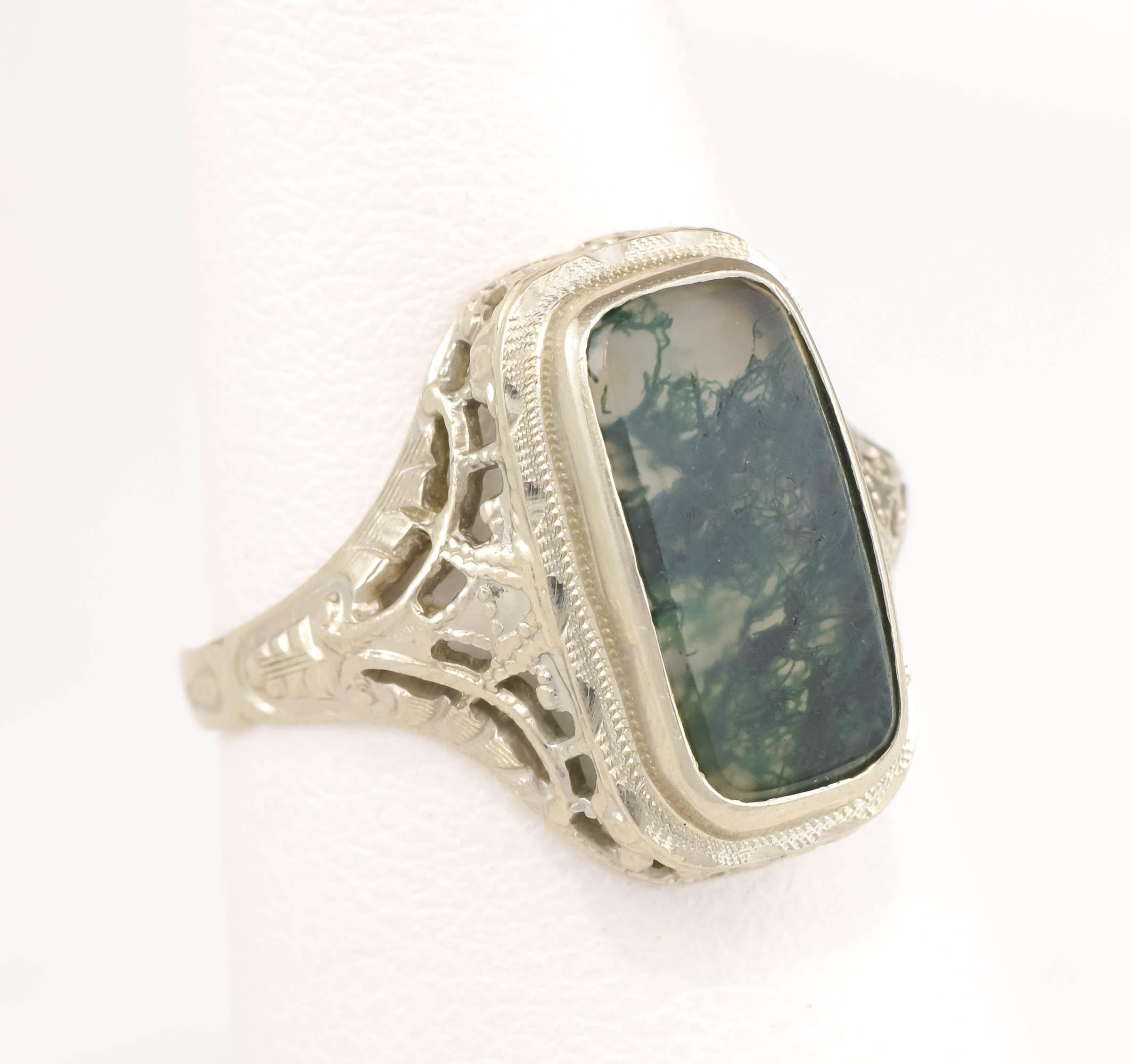 Art Deco Moss Agate Ring with Pretty Filigree in White Gold For Sale 7