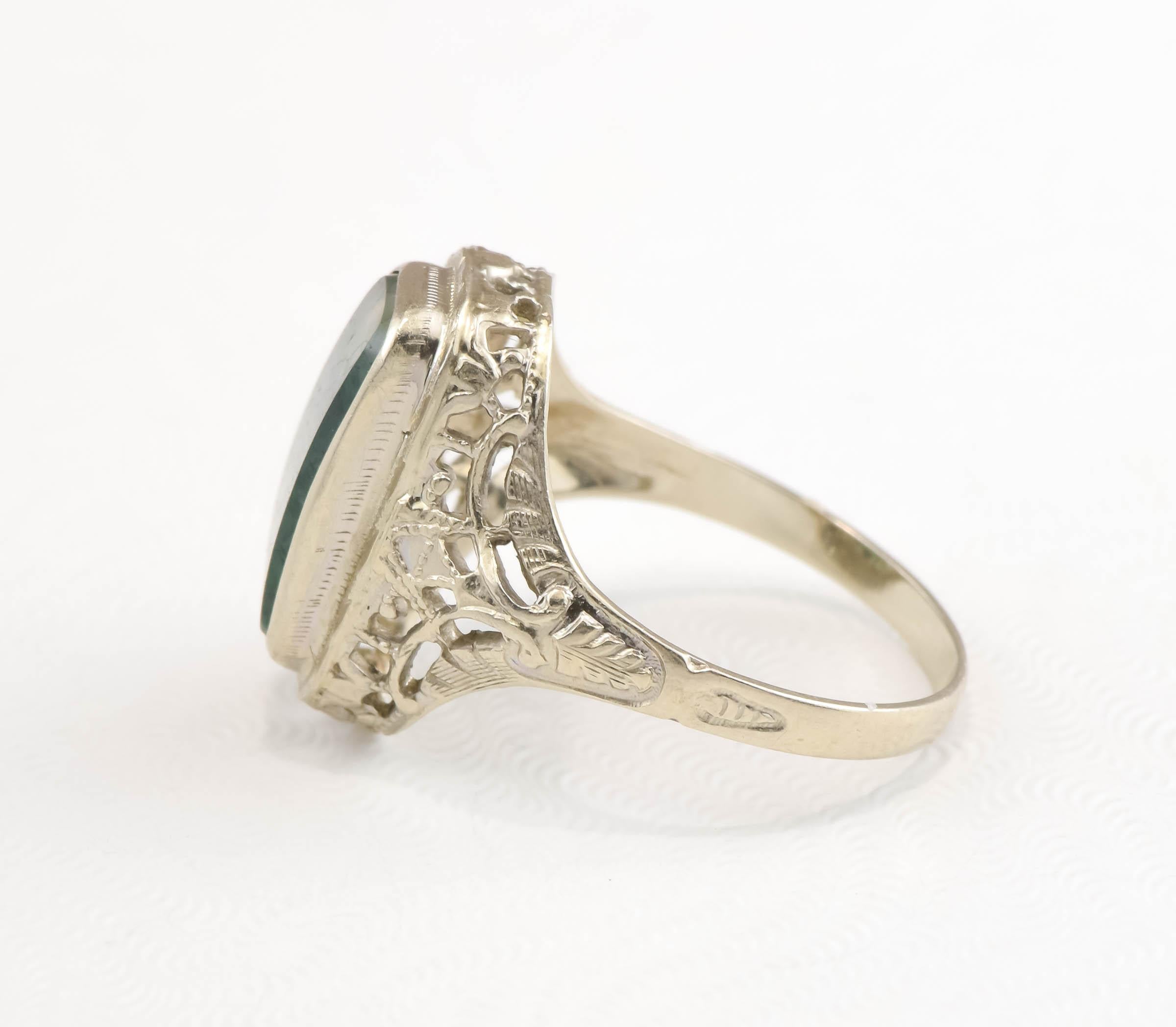 Cabochon Art Deco Moss Agate Ring with Pretty Filigree in White Gold For Sale