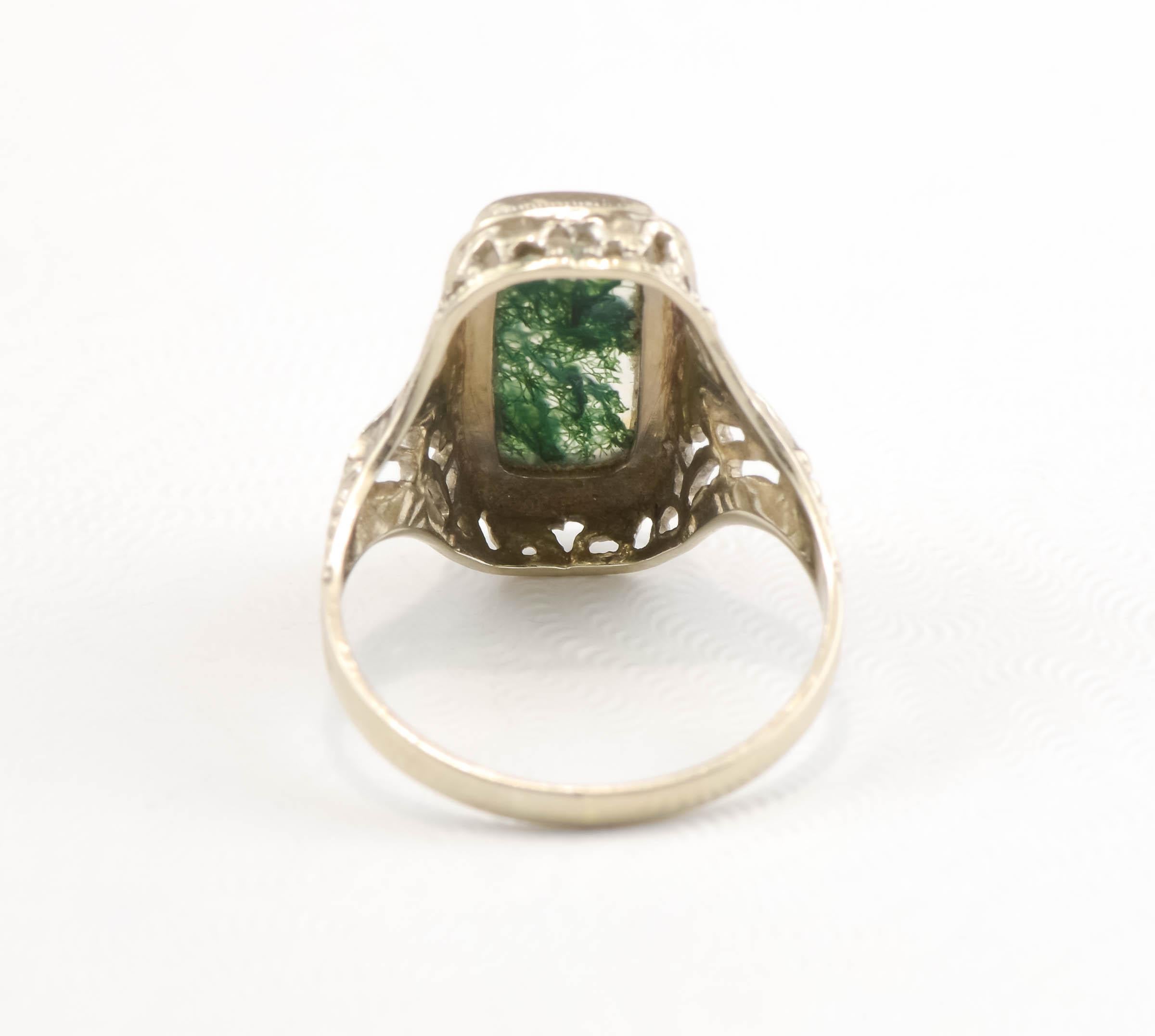 Art Deco Moss Agate Ring with Pretty Filigree in White Gold In Good Condition For Sale In Danvers, MA