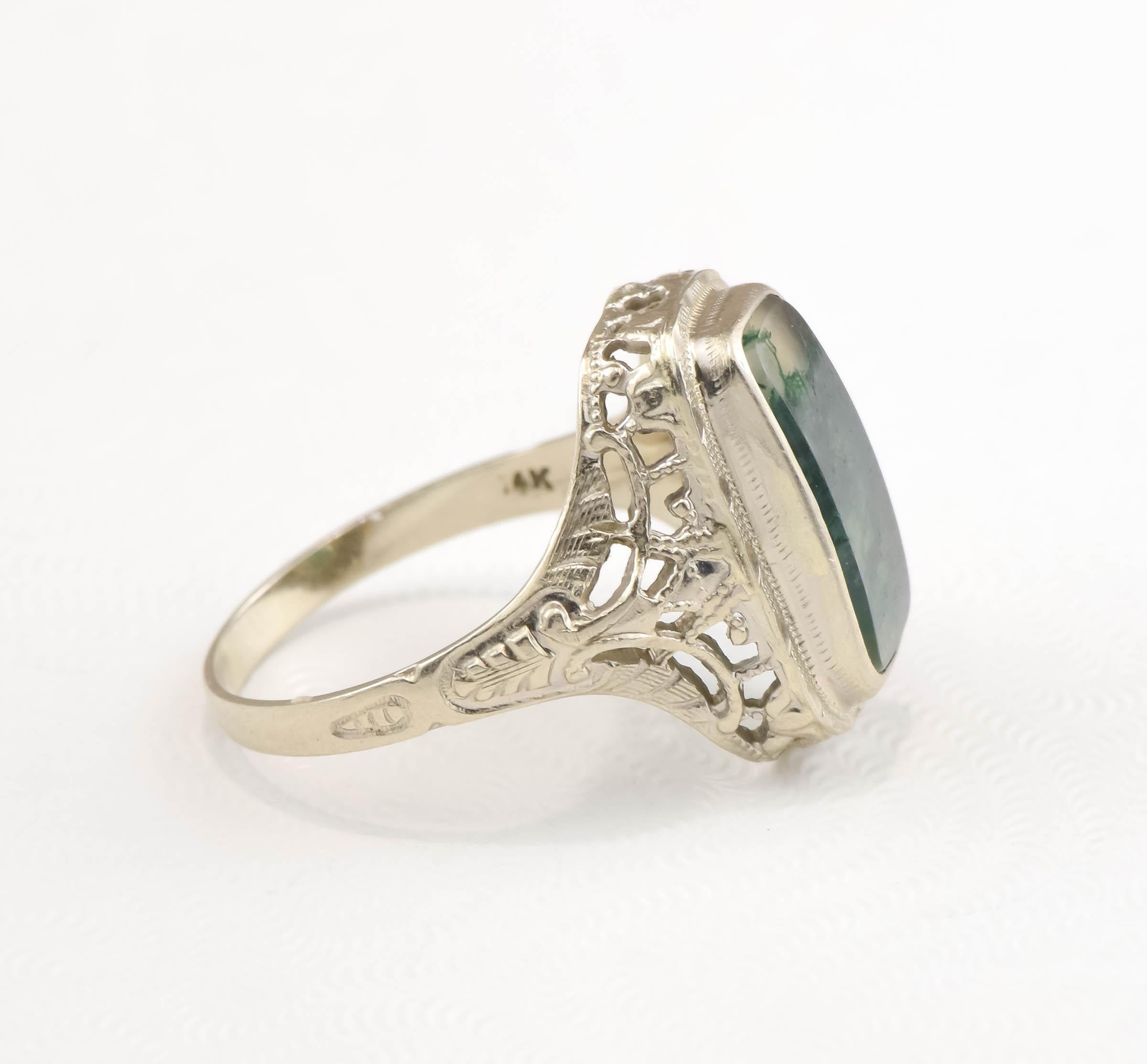 Women's Art Deco Moss Agate Ring with Pretty Filigree in White Gold For Sale