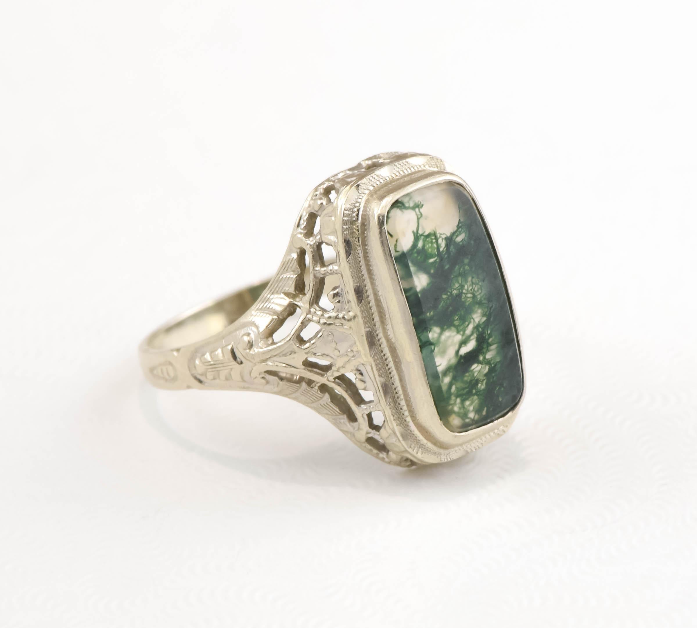 Art Deco Moss Agate Ring with Pretty Filigree in White Gold For Sale 1