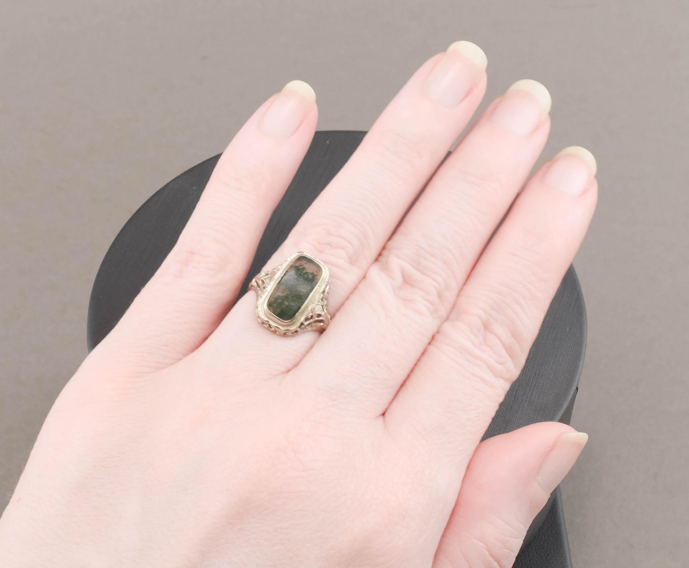 Art Deco Moss Agate Ring with Pretty Filigree in White Gold For Sale 2