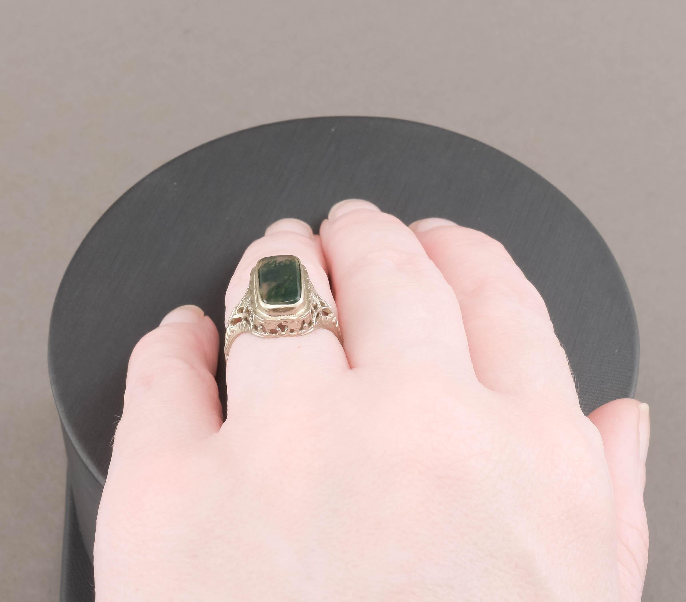 Art Deco Moss Agate Ring with Pretty Filigree in White Gold For Sale 3