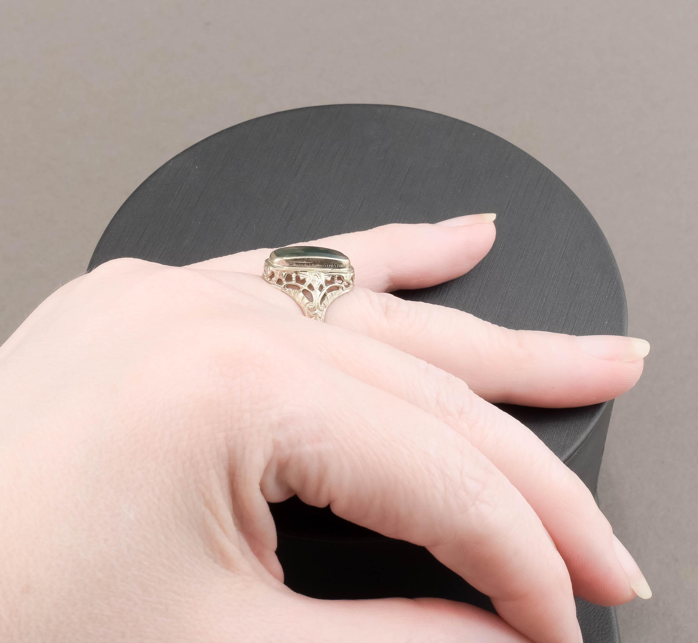 Art Deco Moss Agate Ring with Pretty Filigree in White Gold For Sale 4