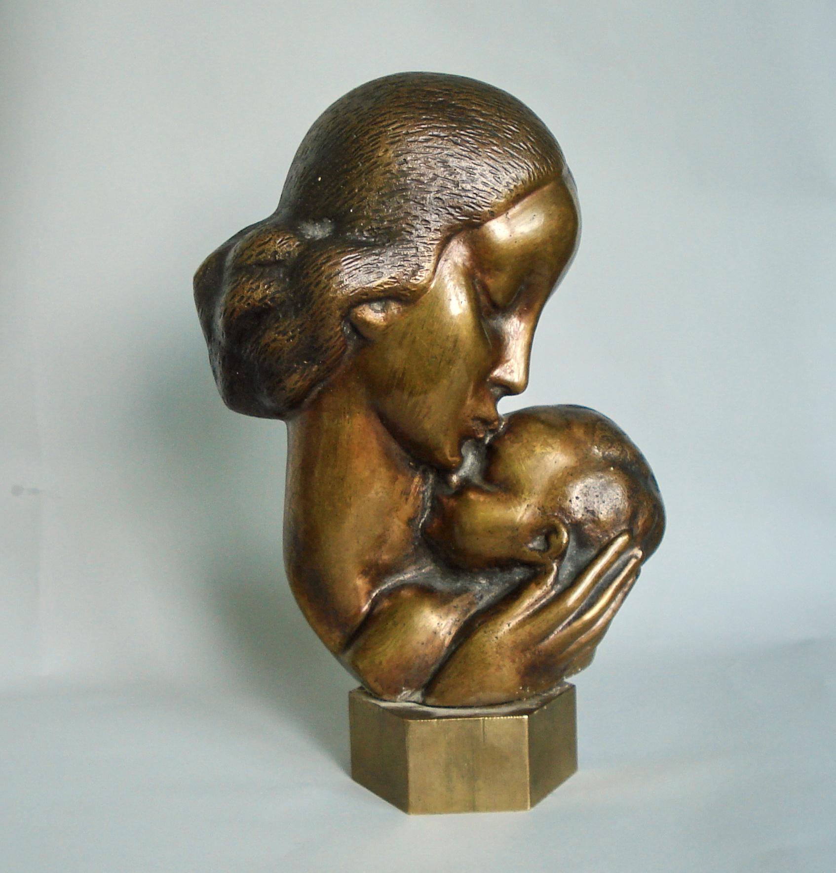 Beautiful sculpture depicting a mother kissing her child, finely chiseled and beautifully patinated, mounted on a base. 
Making a great decorative accent for any home.
Excellent condition.
Dimensions: 23 cm height.
 