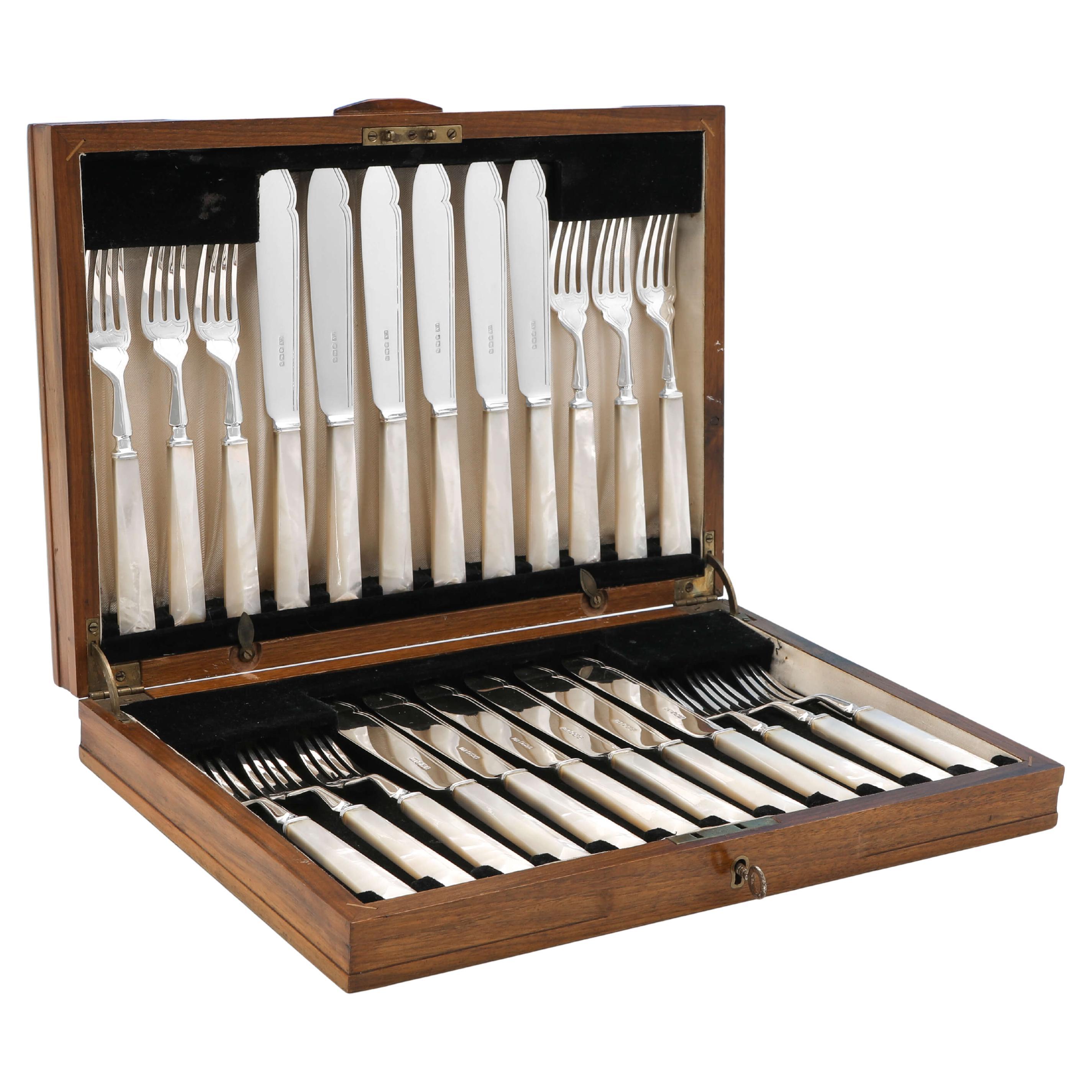 Art Deco Mother of Pearl & Sterling Silver Fish Cutlery Set, Sheffield, 1935 For Sale