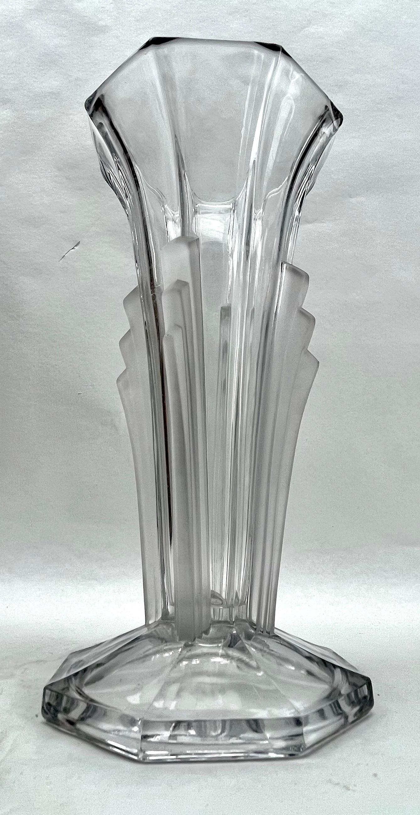 Jarrón de cristal moldeado Art Déco, Checoslovaquia Años 30 Art Decó en venta