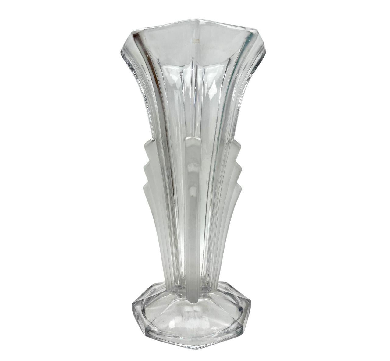 Art Deco Moulded glass vase, Czechoslovakia 1930s In Good Condition For Sale In Verviers, BE