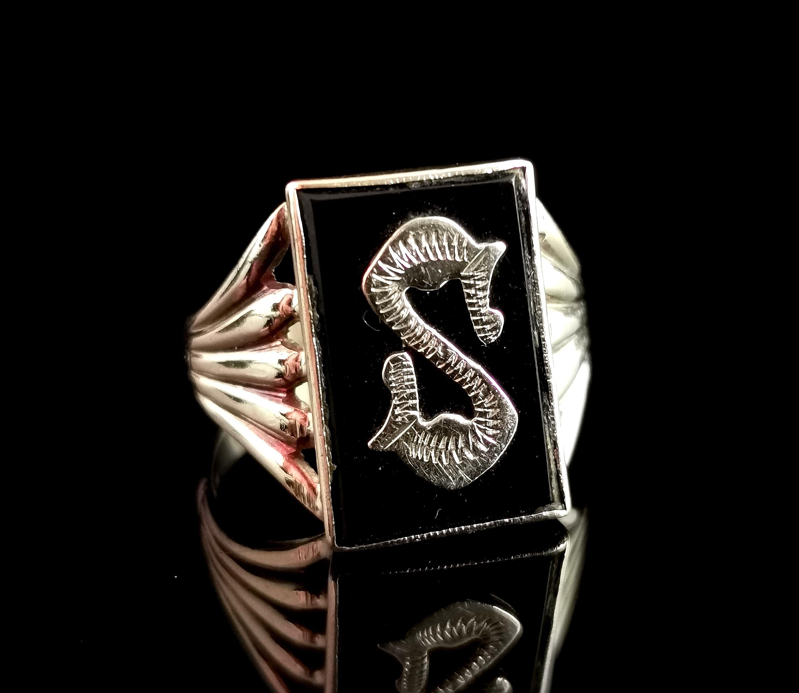 Ein großartiger antiker Trauerring aus der Zeit des Art déco.

Dies ist ein Initialenring mit einem applizierten goldenen Buchstaben S in ausgefallener Schrift, gefasst auf einer reichen schwarzen Onyxplatte.

Der Ring hat dekorative aufgefächerte,